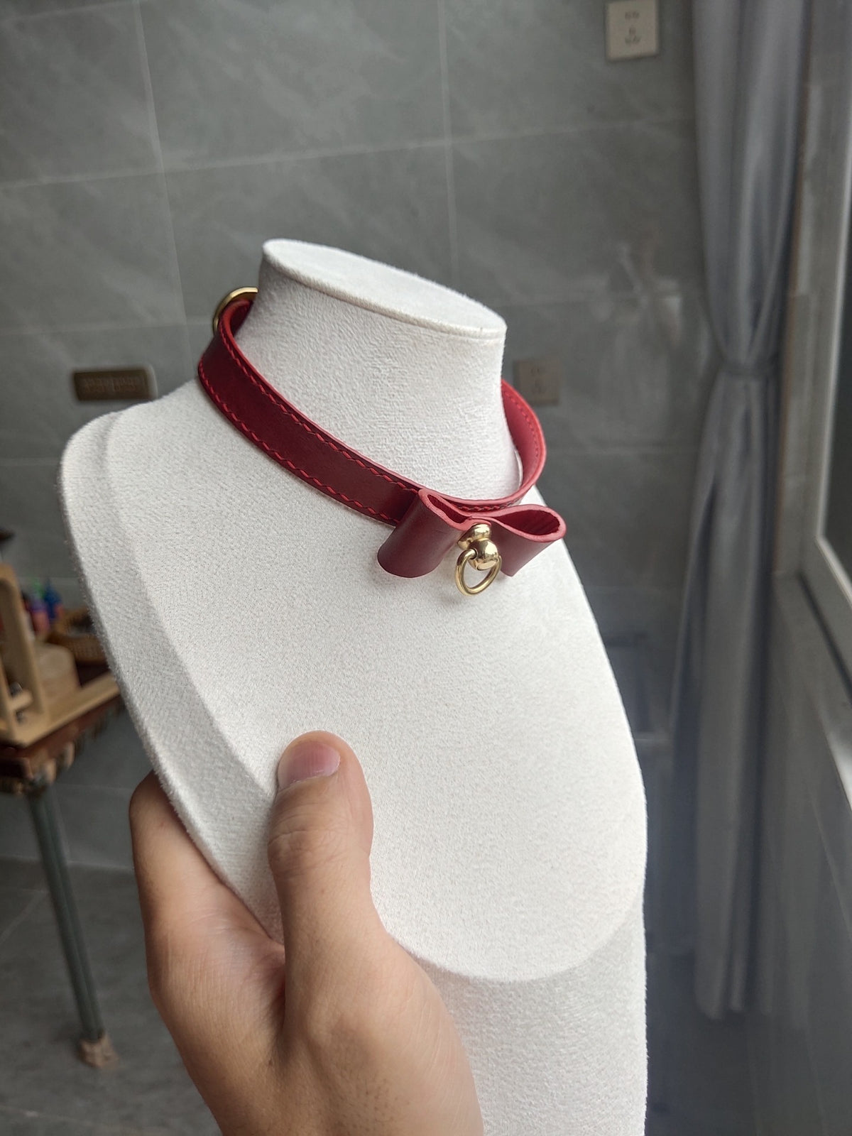 Collier en cuir véritable rouge et noir avec anneau en D doré