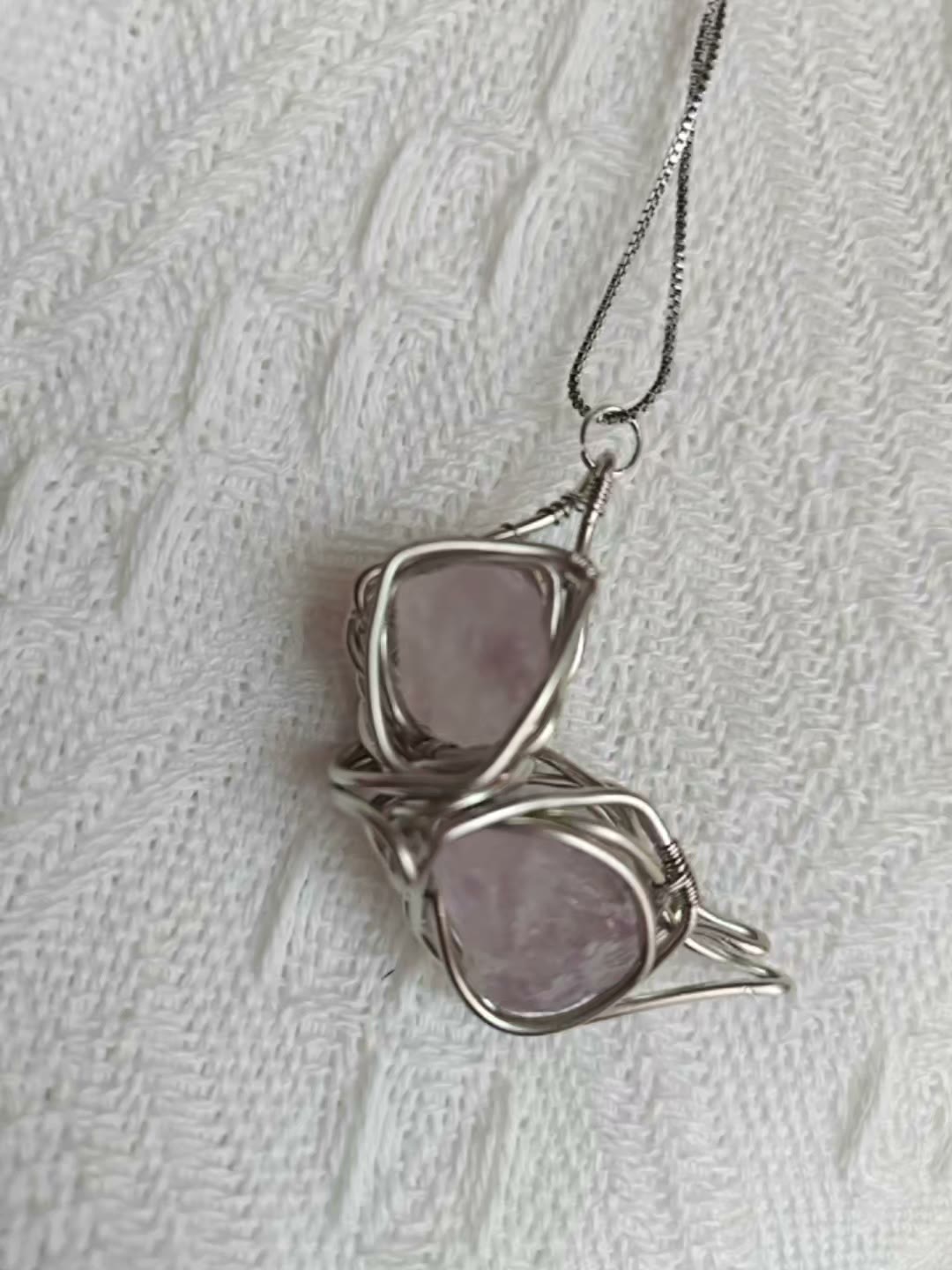 Amethyst-Schmetterlingsflügel-Halskette in Drahtoptik