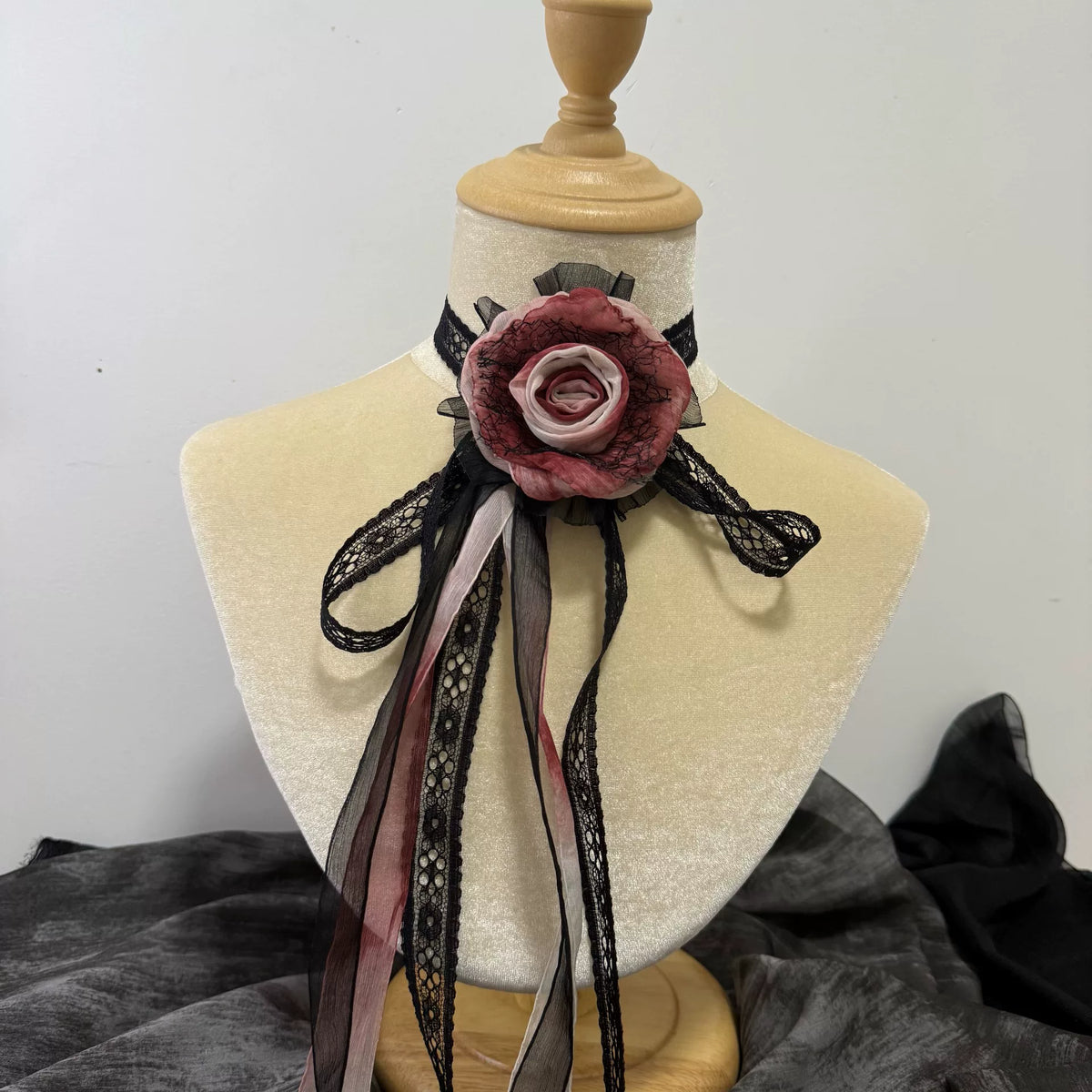 Flor de Pescoço Vintage Rosa Vermelha e Renda Feita à Mão