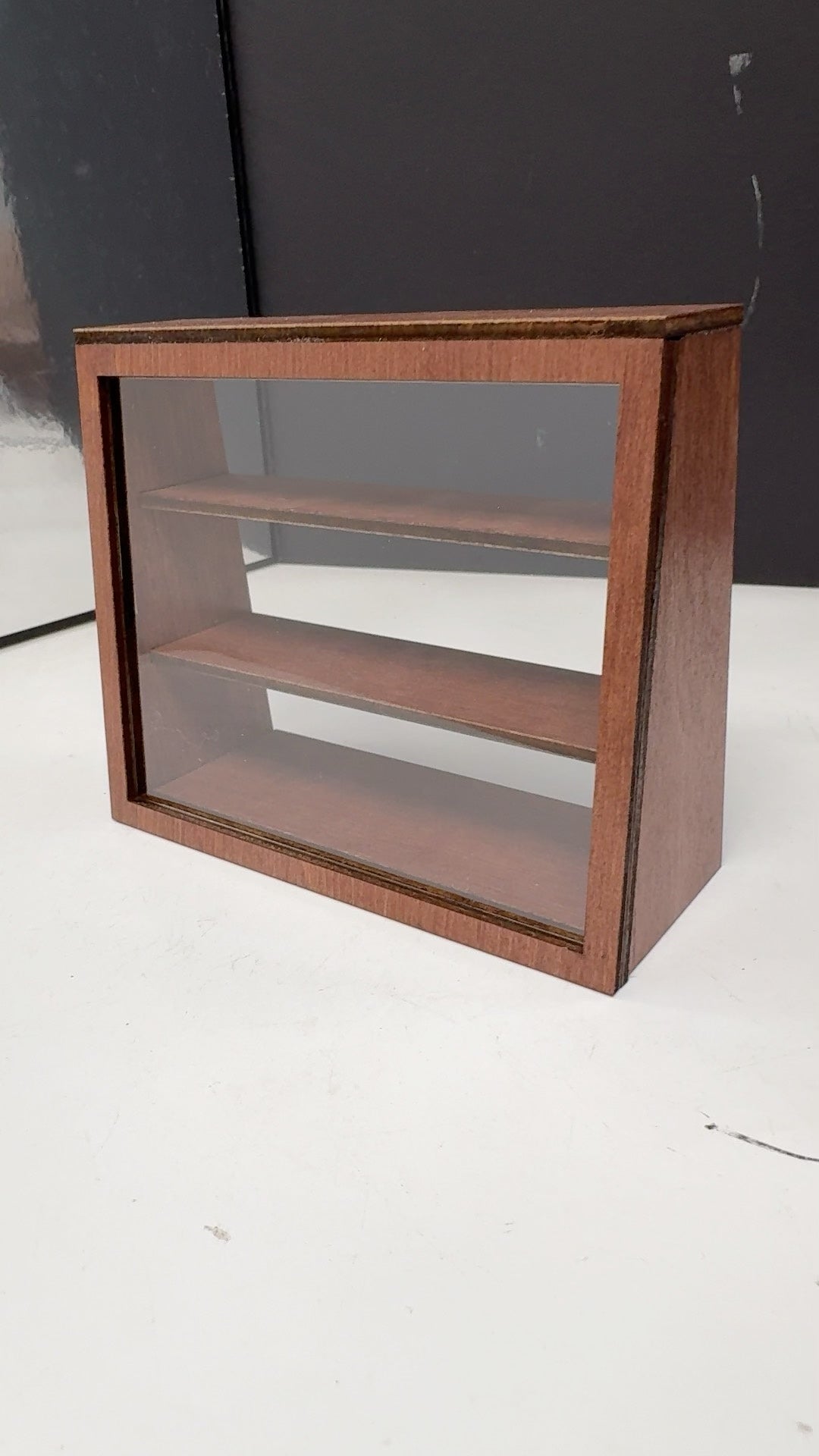 Miniatuur houten brood- en fruit-vitrinekast