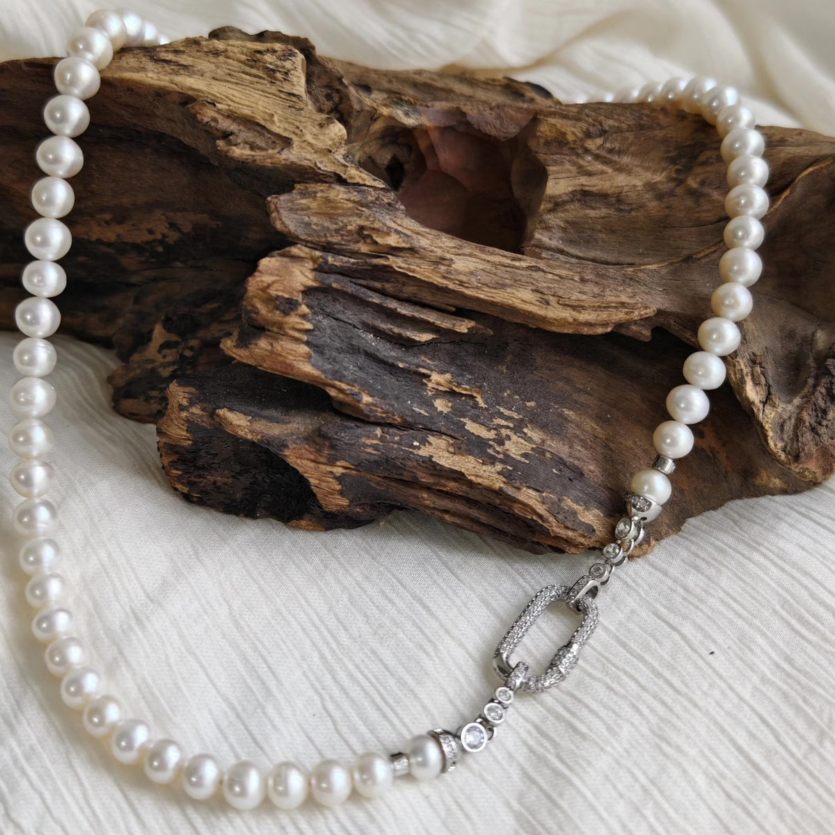 Collier de perles avec fermoir ovale serti