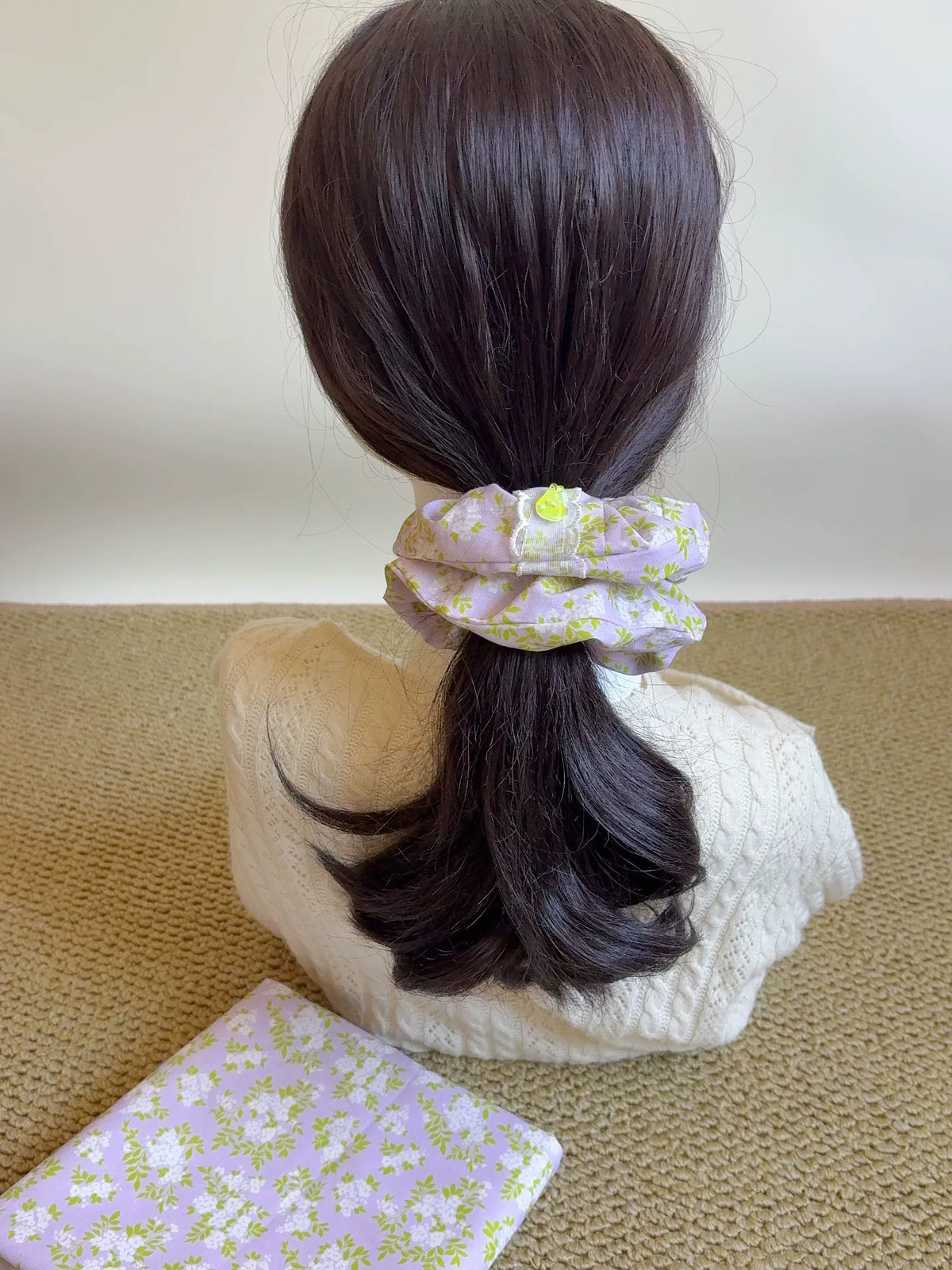Scrunchie in cotone con fiori di pero lilla