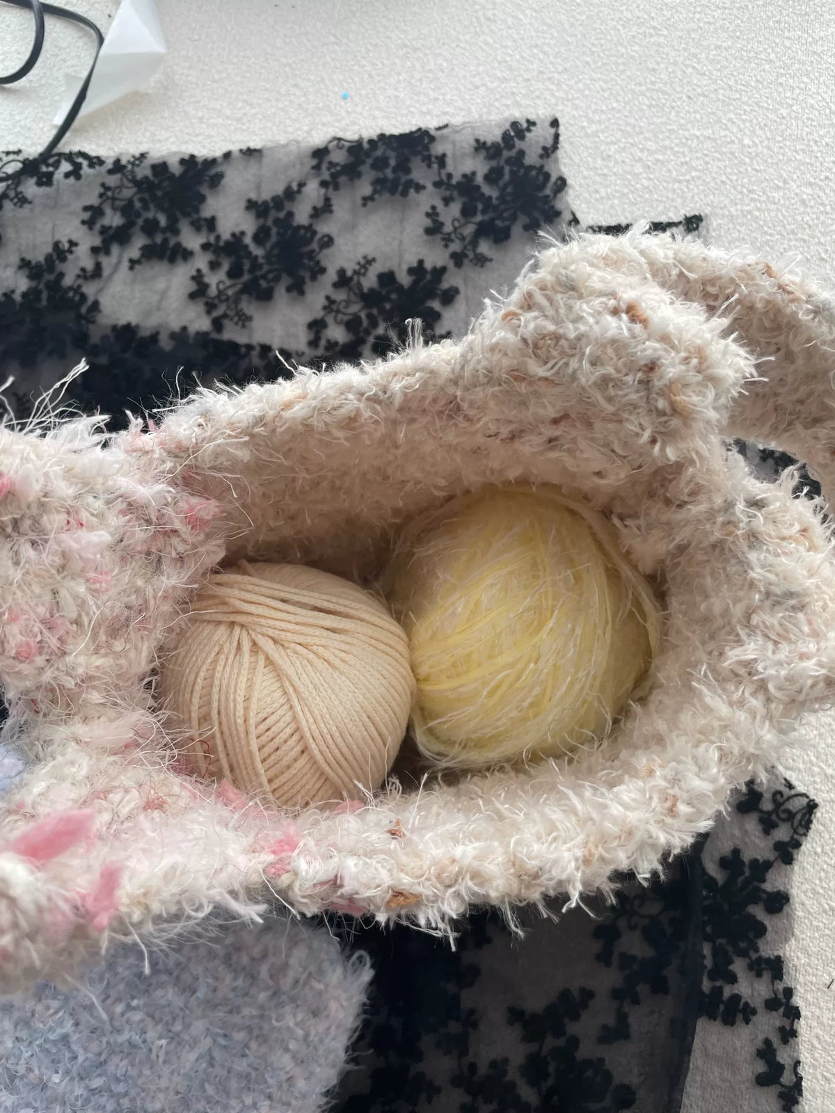 Sac à main crocheté à porter au poignet en patchwork blanc, rose et gris