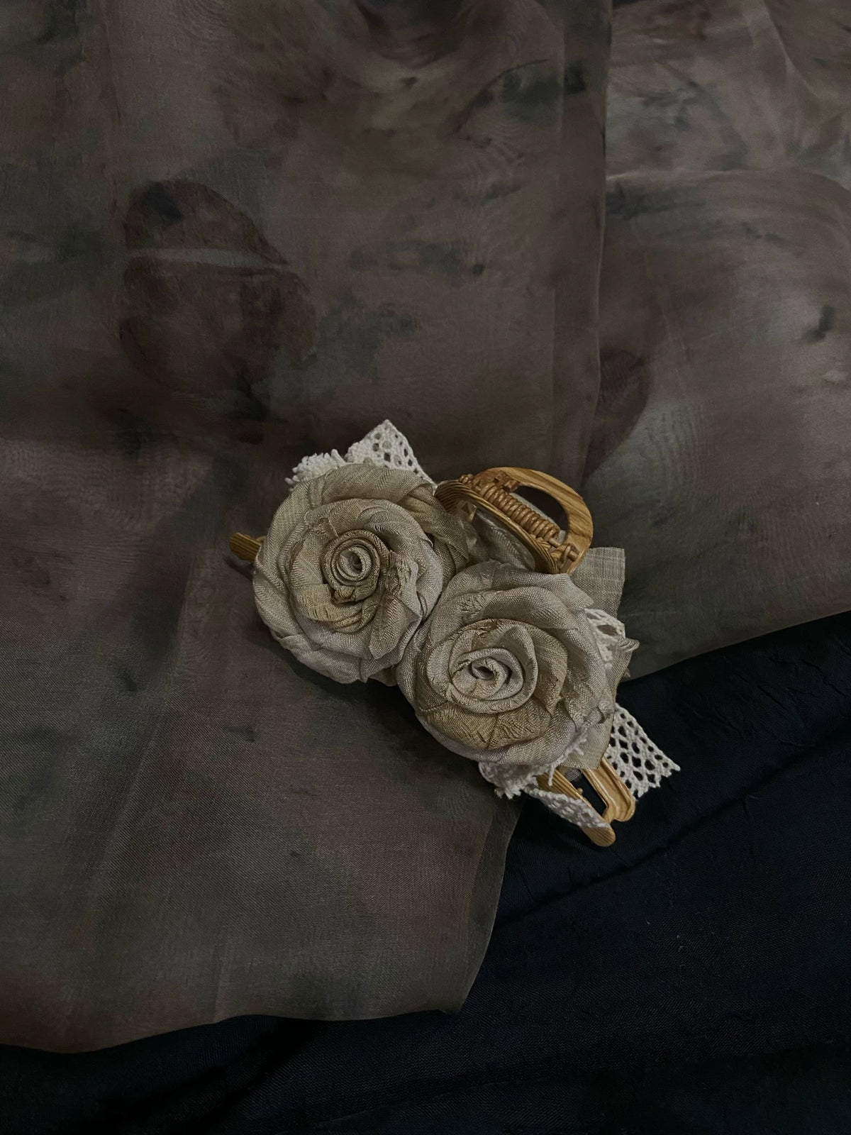 Pinza de garra tiburón con veta de madera y rosas secas