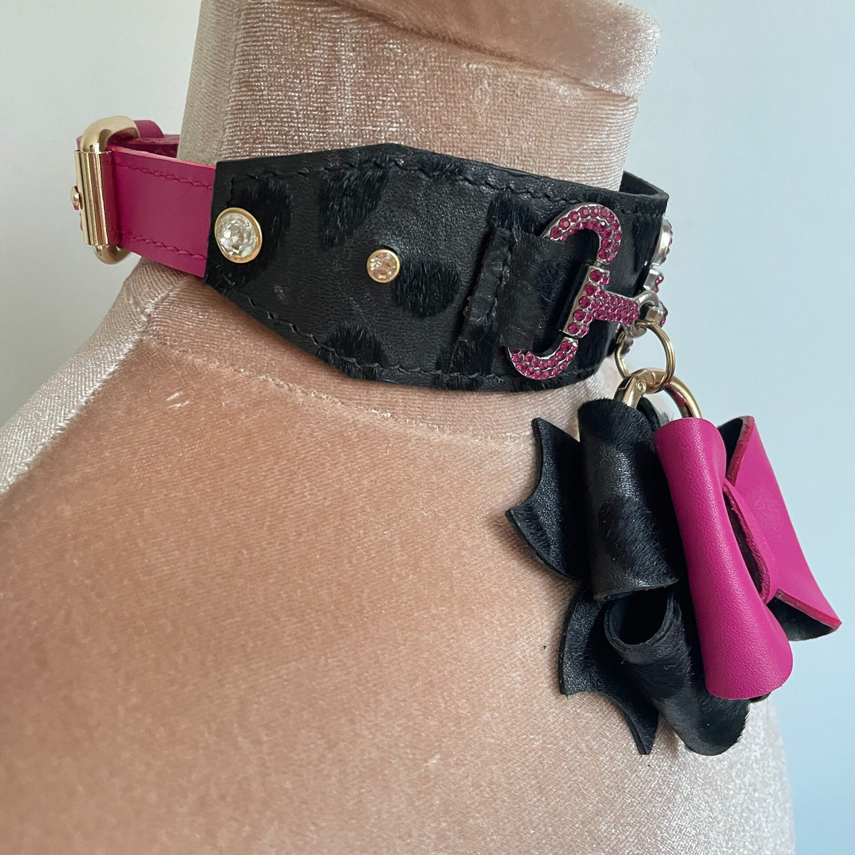 ブラック×マゼンタ レザー犬用首輪 リボン付き
