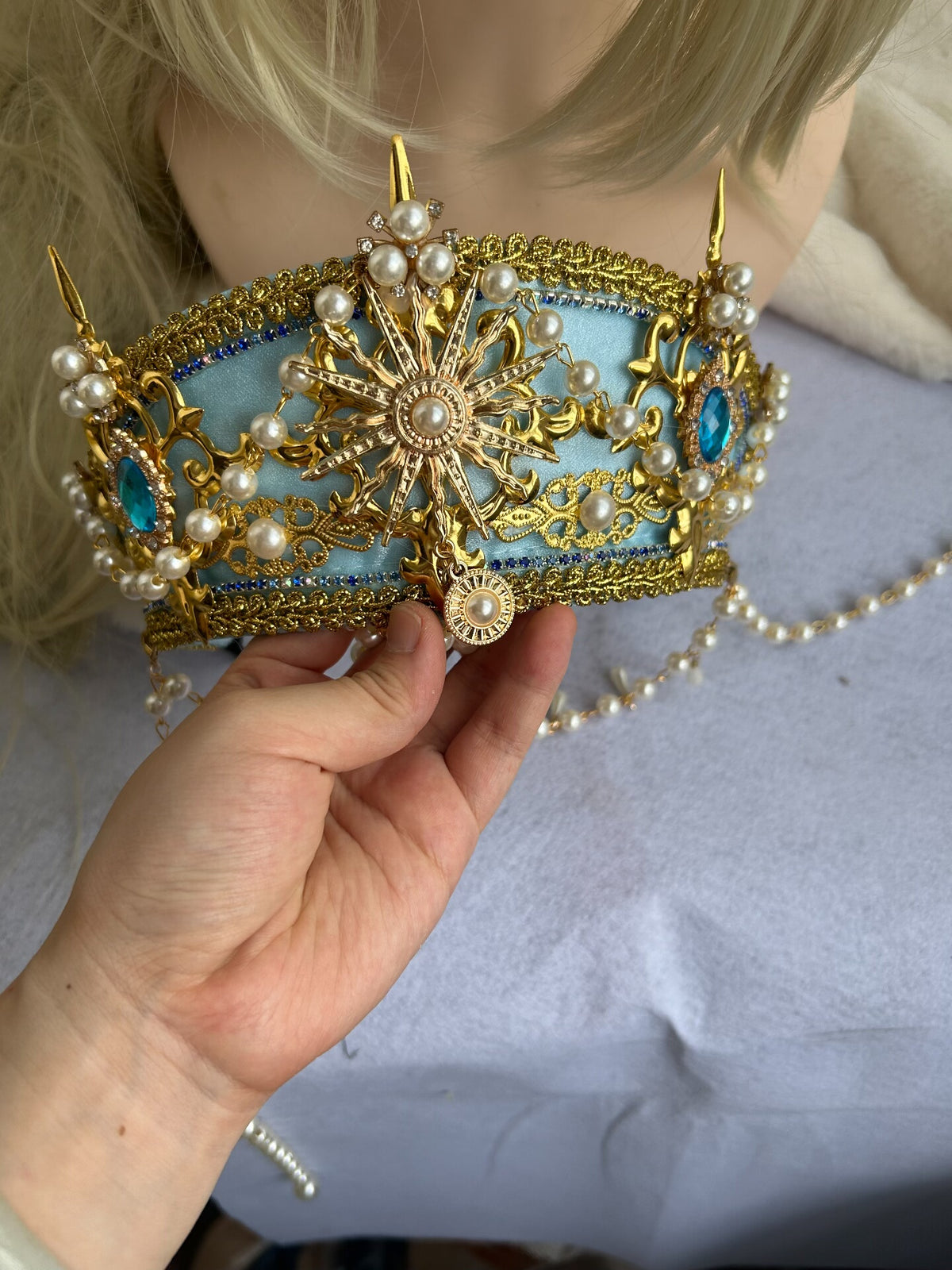 Coiffe couronne en filigrane doré et perles bleues