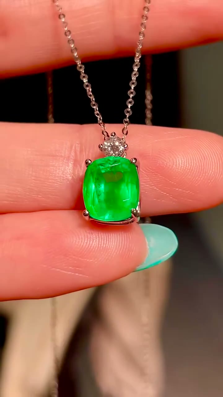 プラチナ クッションカットエメラルド ダイヤモンドアクセントペンダント