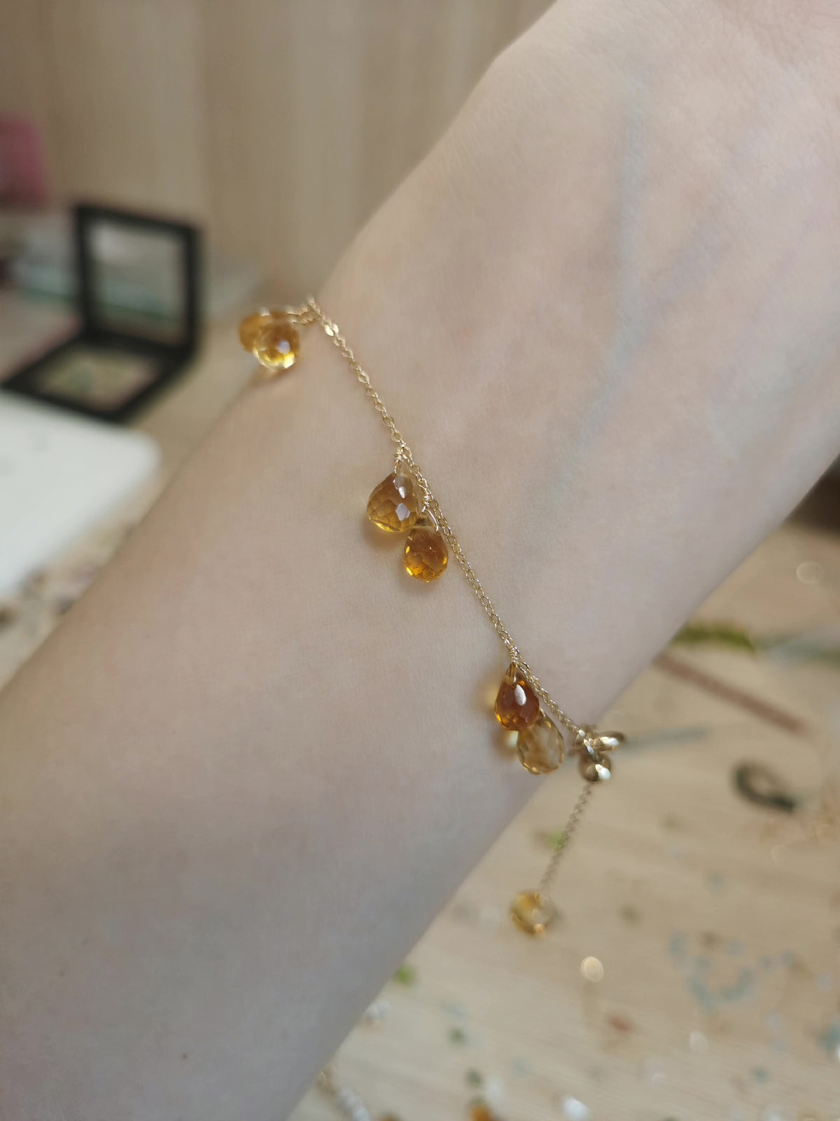Handgjort armband med naturlig citrin i 14k guldfyllt material