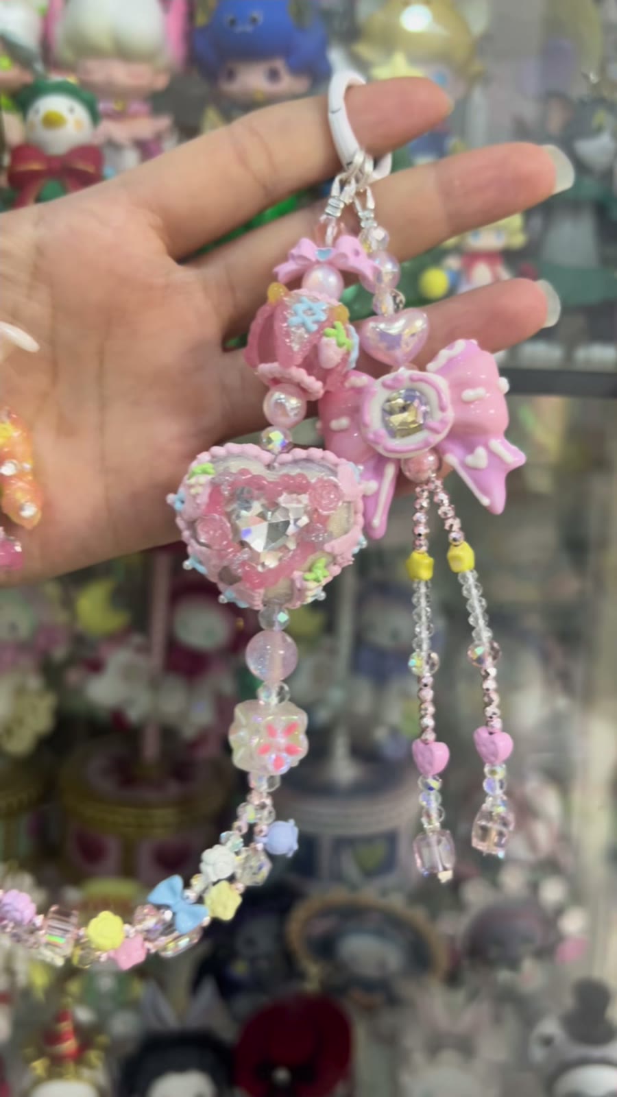 Taschenanhänger mit rosaem Hasenmäd und Kristallsteinen