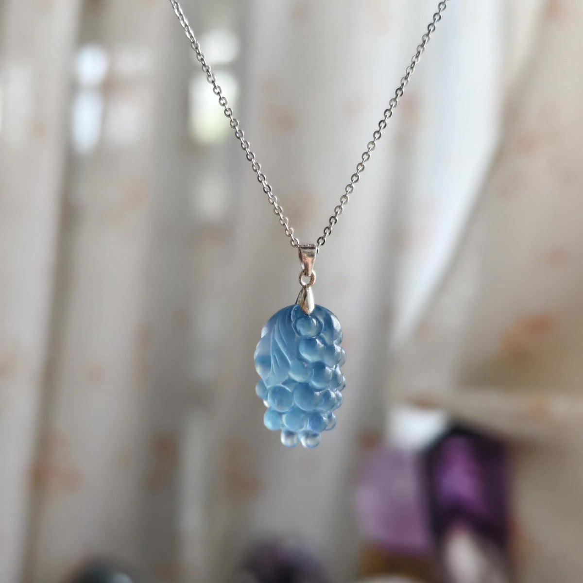 Pendentif aigamarine sculpté grappe de raisin, argent pur