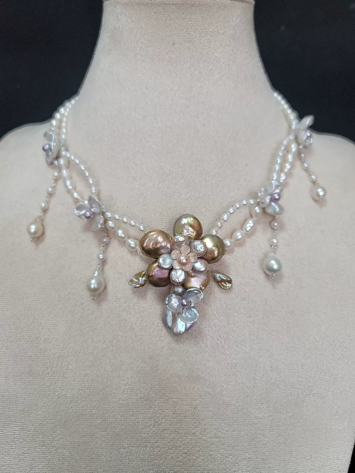 Collana con pendente a fiore in perle naturali d'acqua dolce