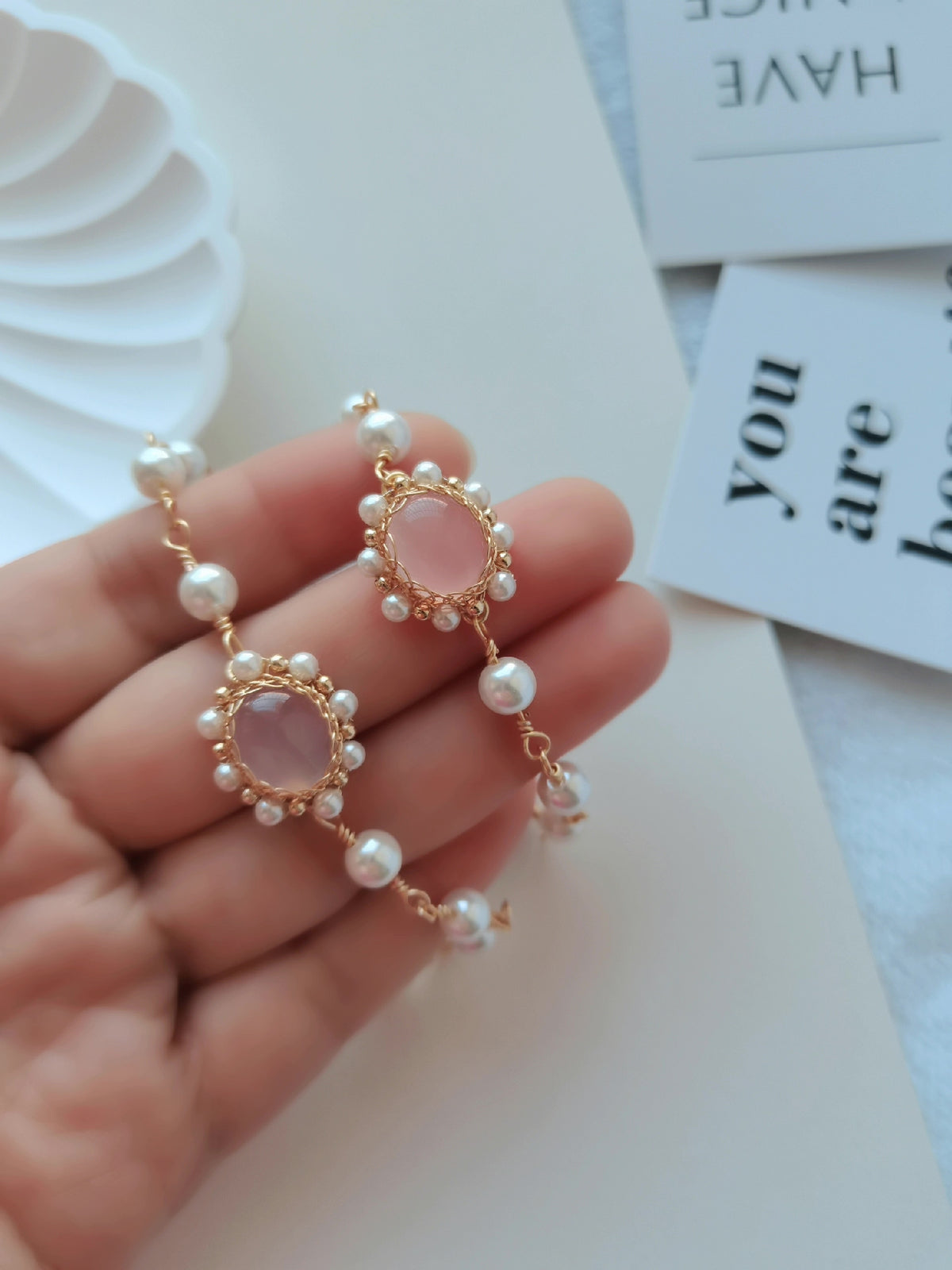 Roze kwarts parelarmband met gouddraad