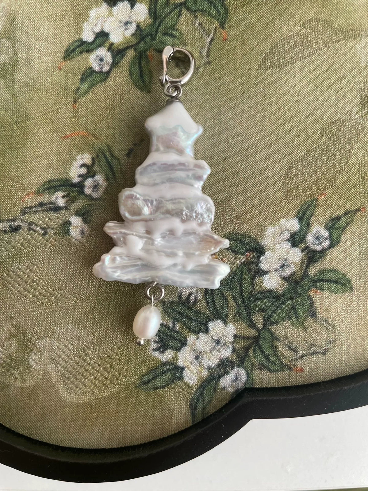 Pendentif sapin de Noël en perle baroque naturelle