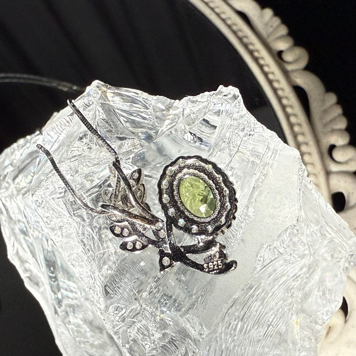 Naturlig peridot med bladmotiv och halo