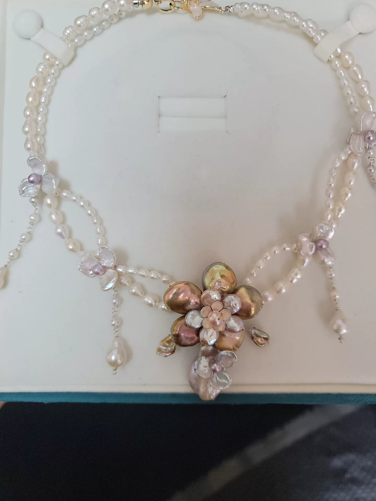 Collana con pendente a fiore in perle naturali d'acqua dolce