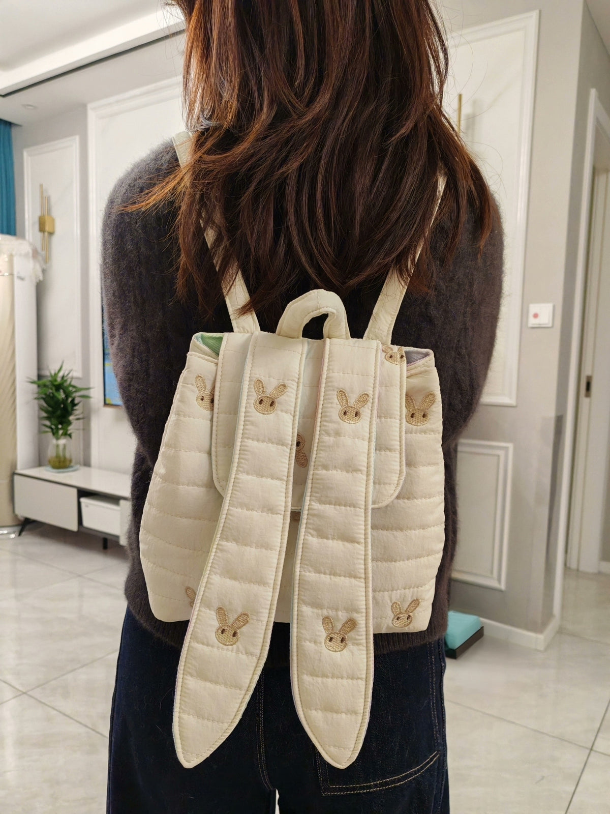 Mochila de algodón acolchada con conejos bordados