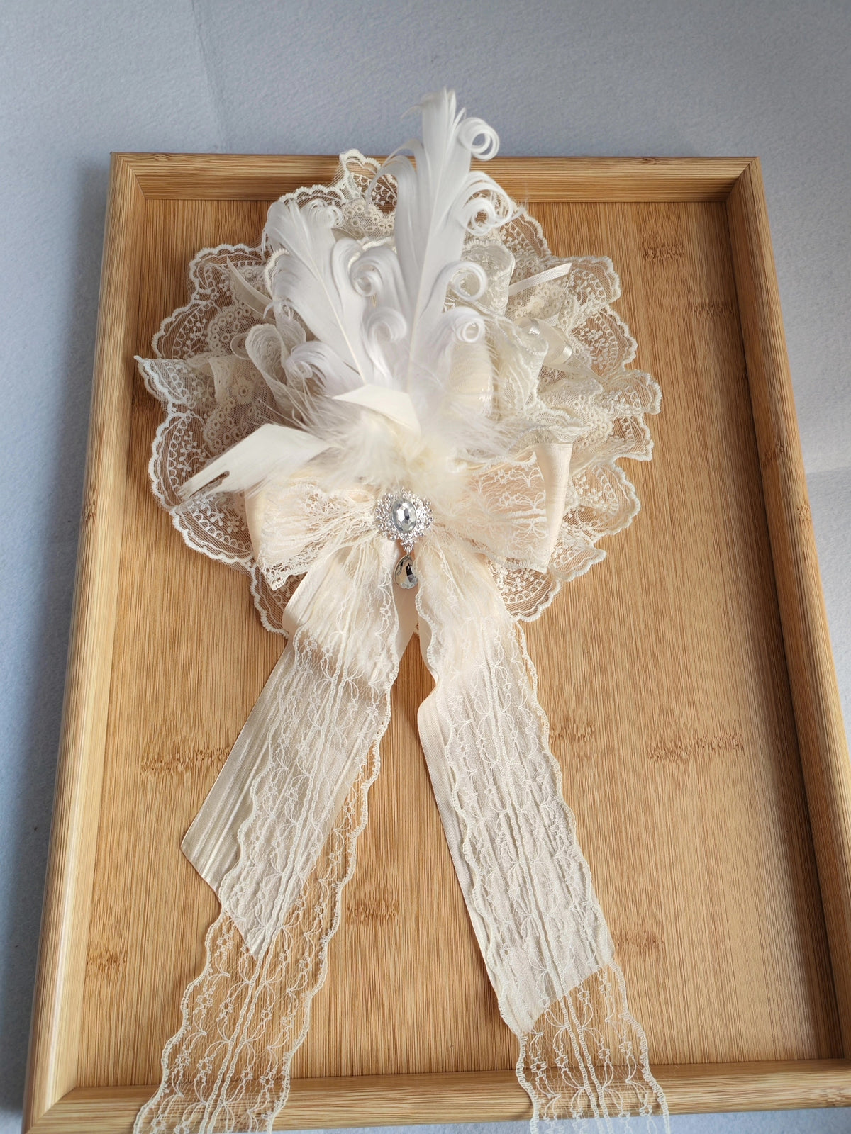 Fascinator in pizzo e piume color champagne
