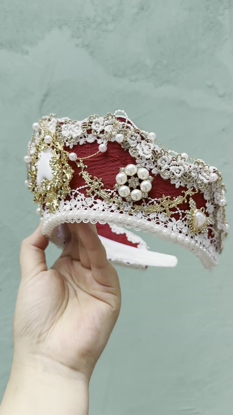Coroa Tudor Vitoriana Vermelha com Renda