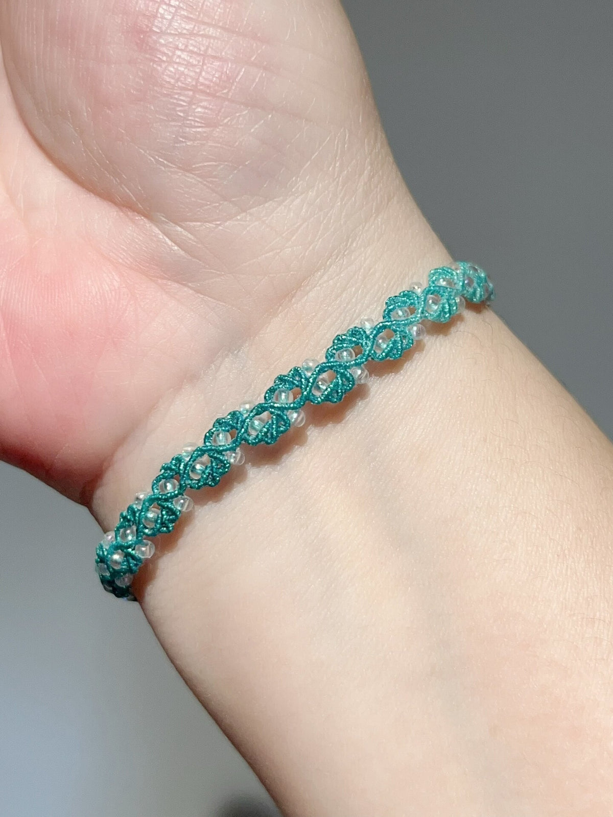 Pulseira de Cordão Encerado com Renda e Miçangas Ciano