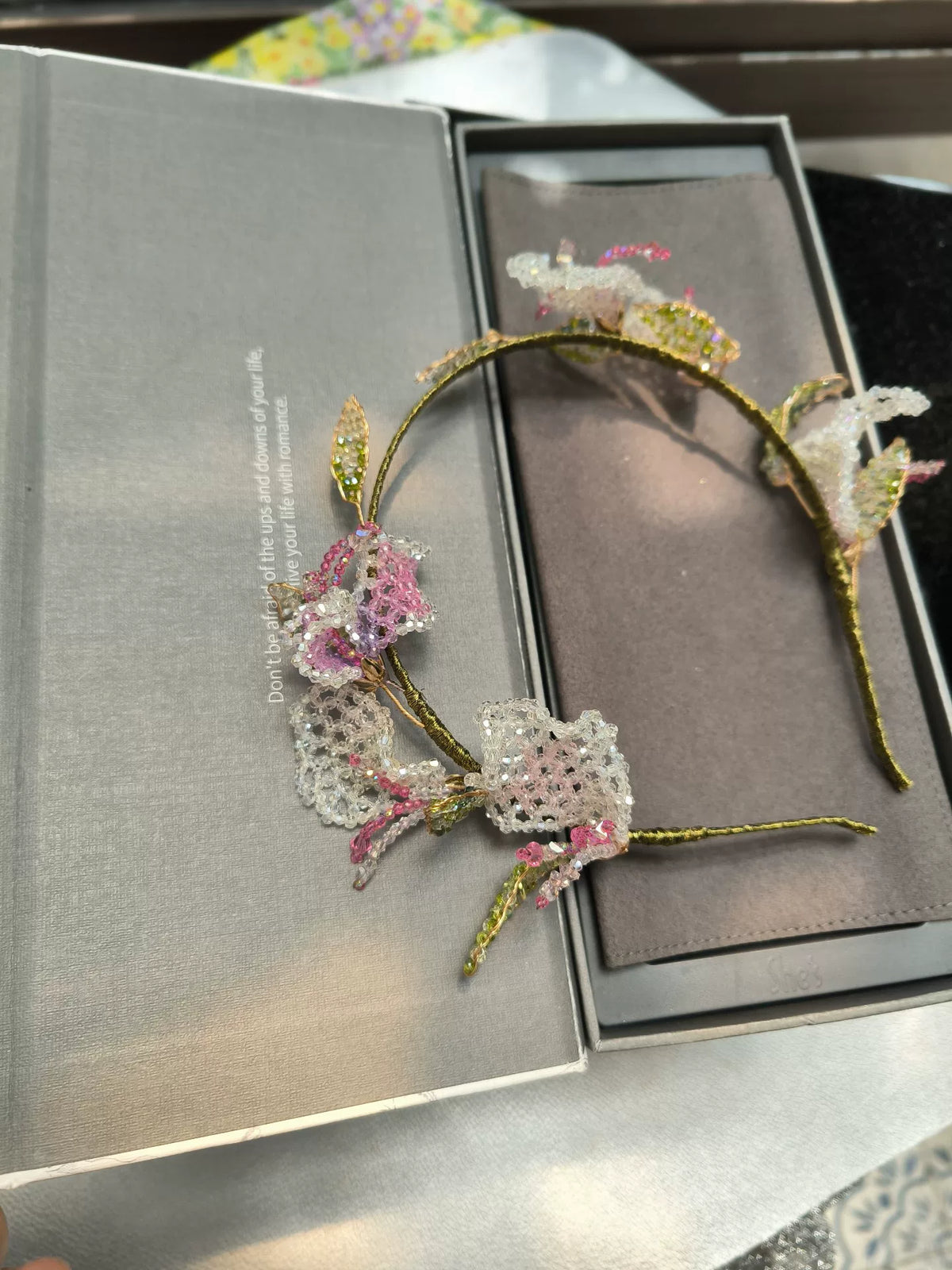 Handgefertigtes Blumenhaarband mit rosaem Kristall