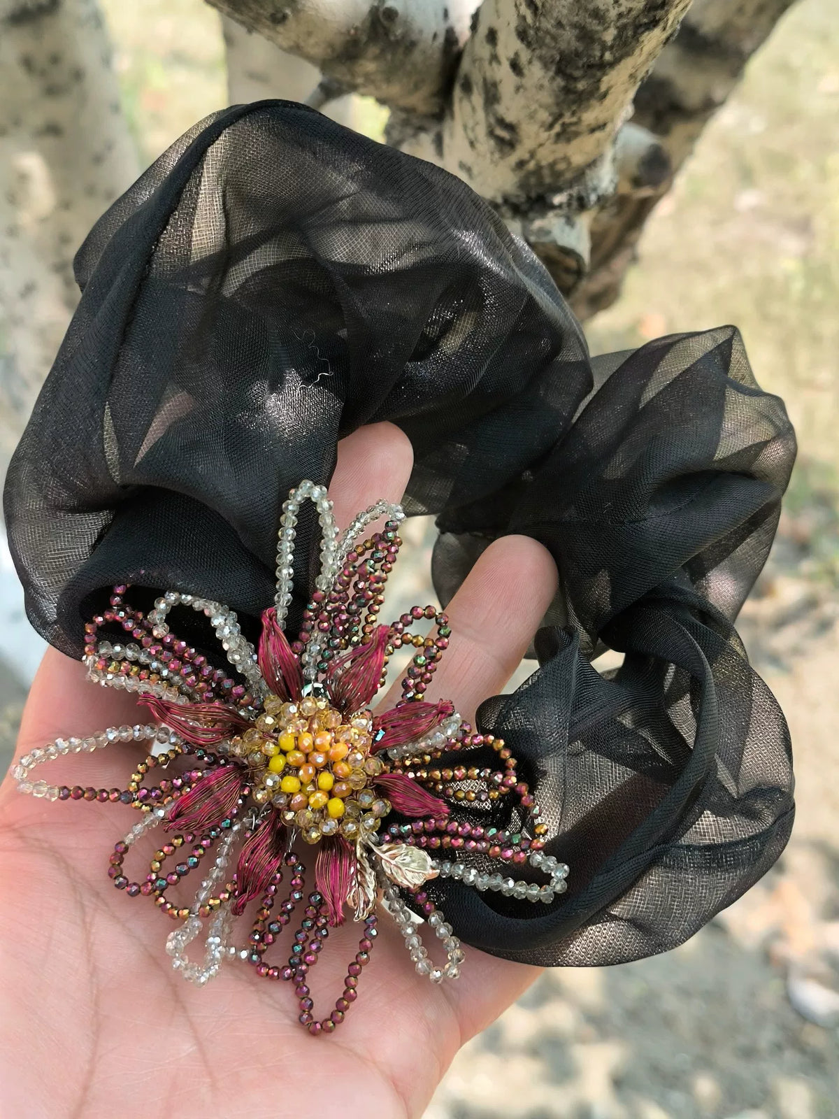 Set aus Haarscrunchie und Blumenbroche mit Kristallperlen