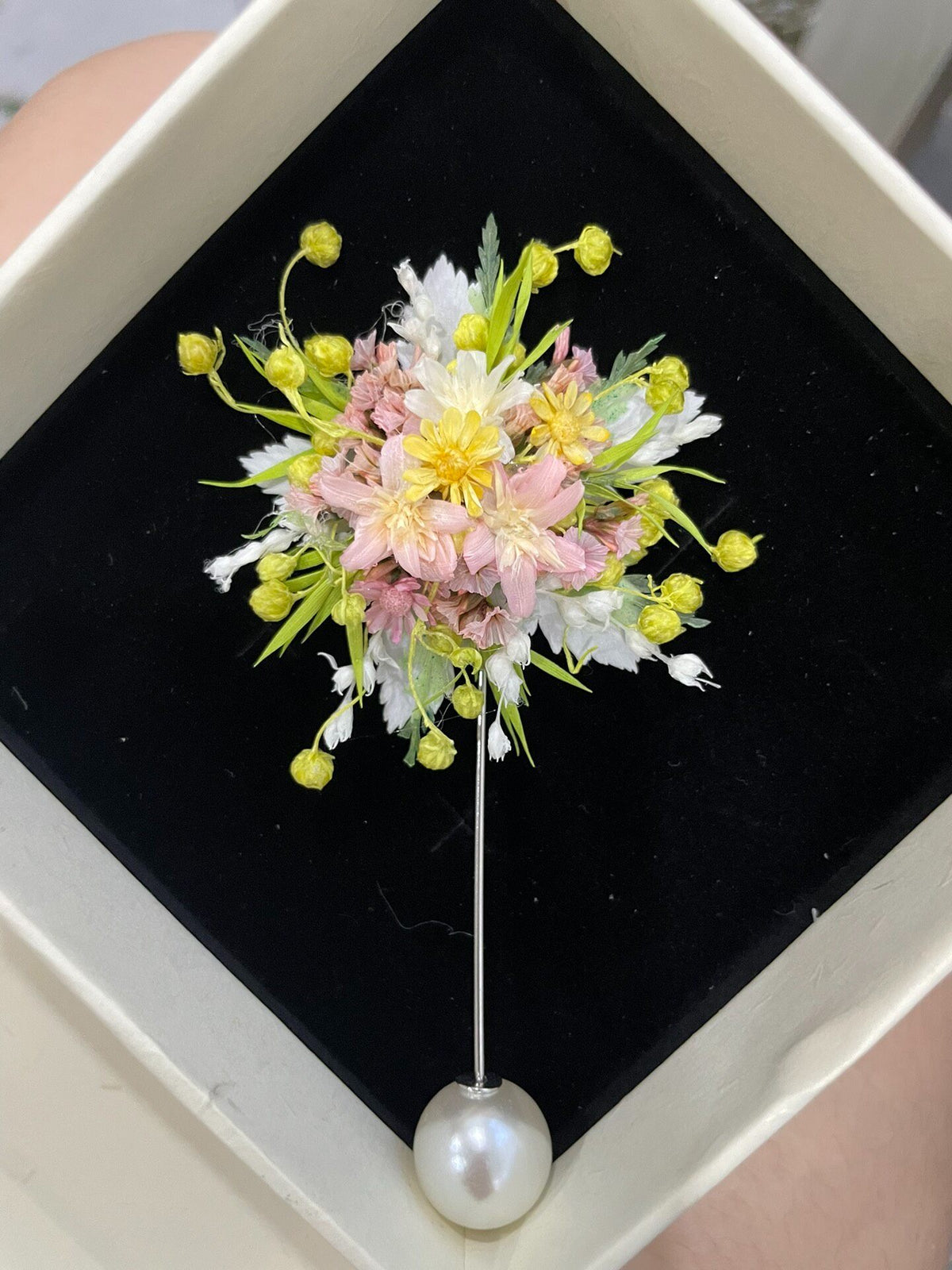 Broche com Cacho de Flores Preservadas em Cores Pastel