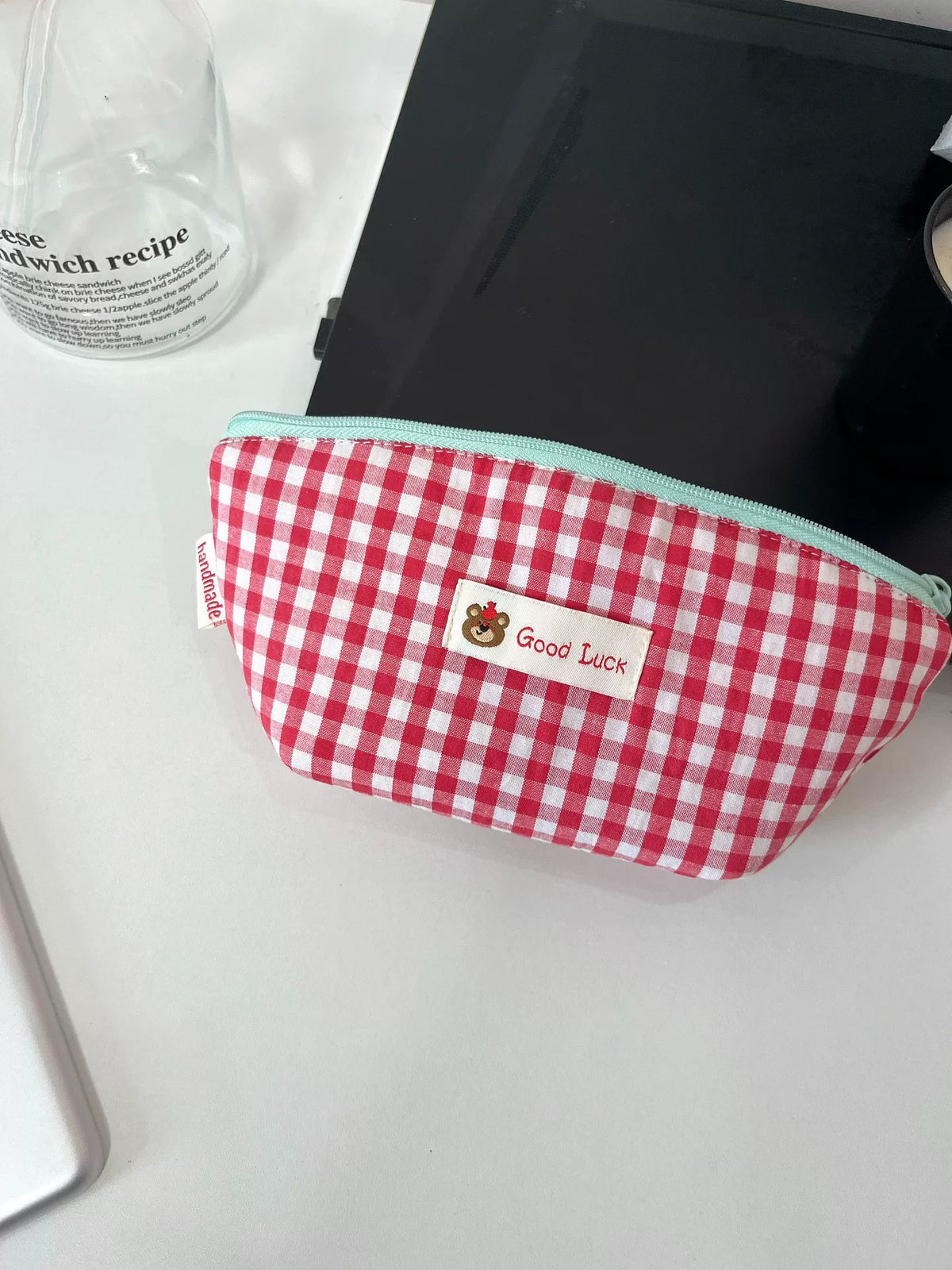 Funda para gafas de tela con cuadros rojos hecha a mano