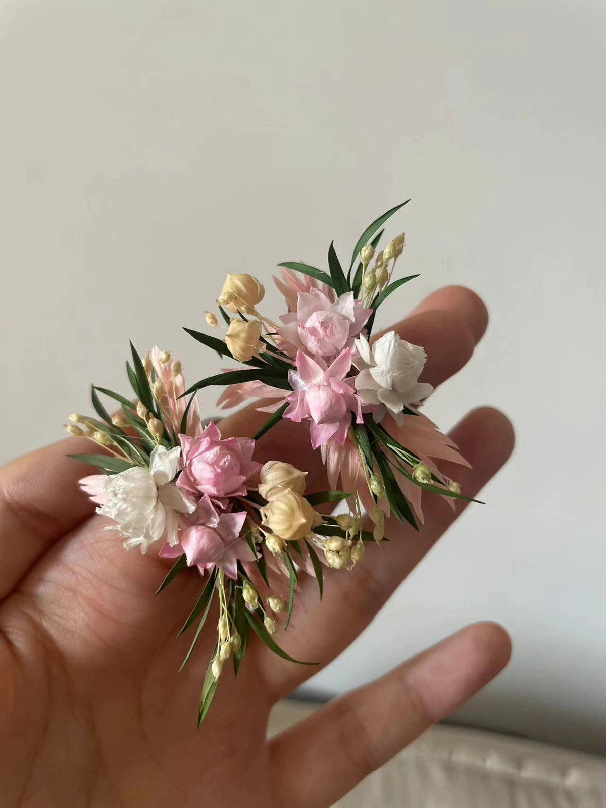 Par med konserverade blommorringar med sammetskrin