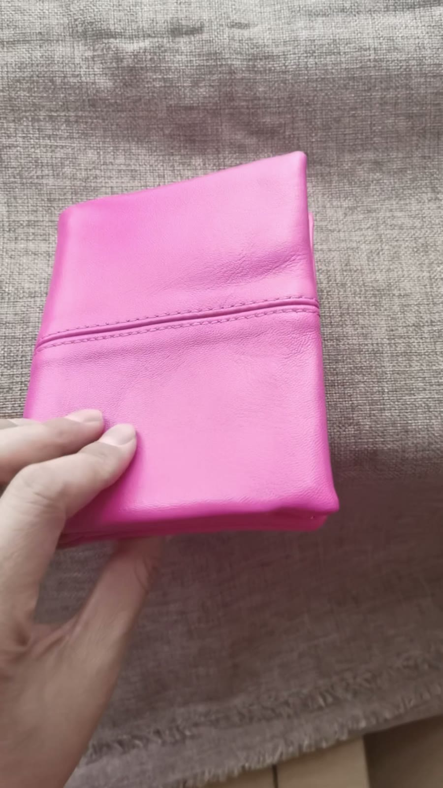 Copertina per quaderno ad anelli A7 in pelle di pecora rosa