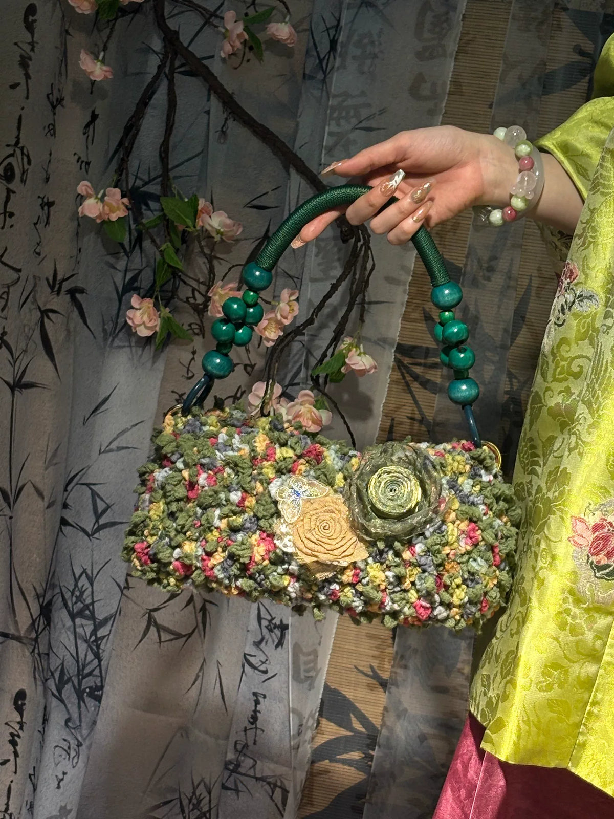 Virkad handväska med blomapplikationer