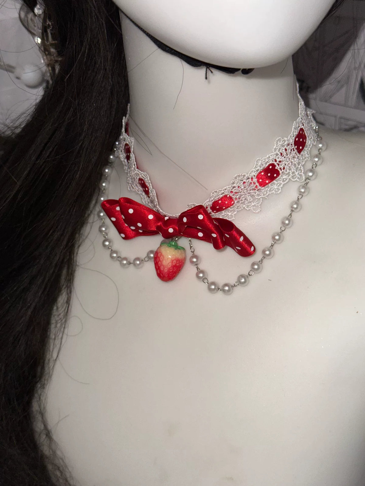 Collar Choker de Encaje Blanco y Fresa