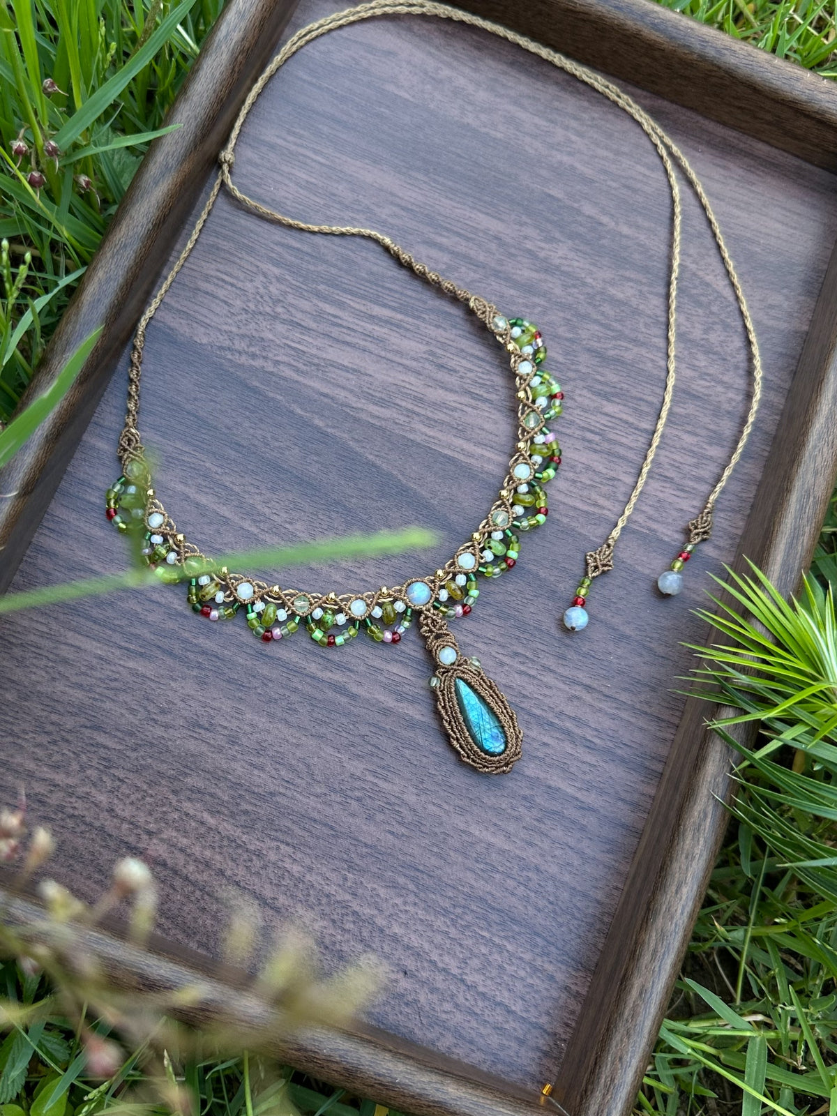 Colar de Macramê de Labradorite Feito à Mão