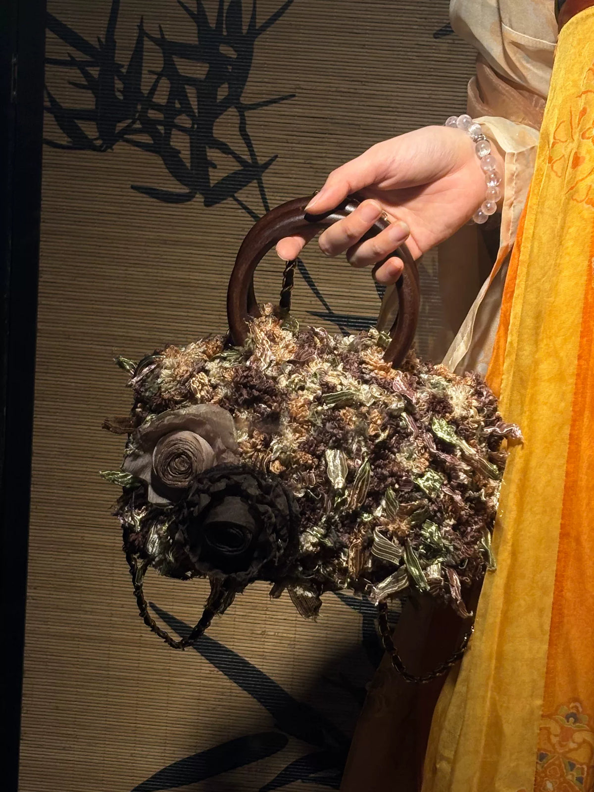 Mala Floral Compacta em Lã