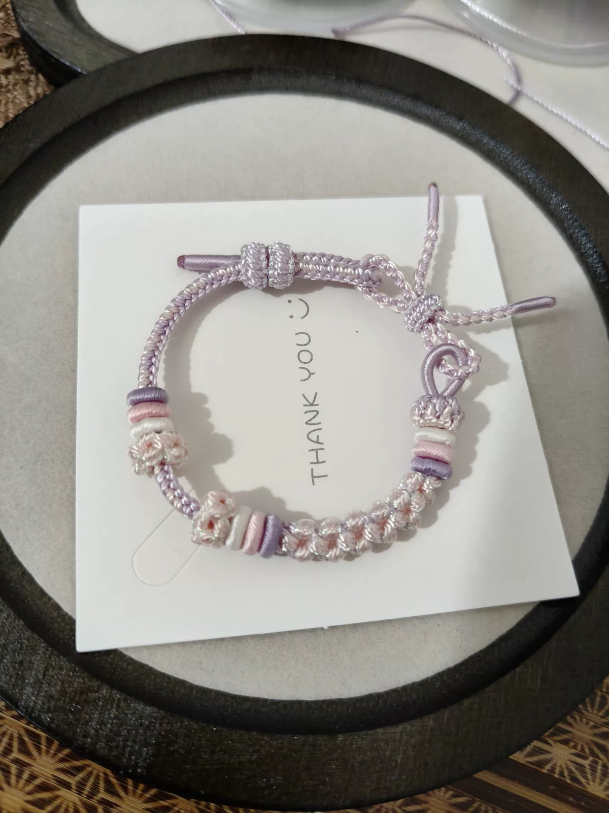 Braccialetto con fiori in sfumature rosa e bianco fatto a mano
