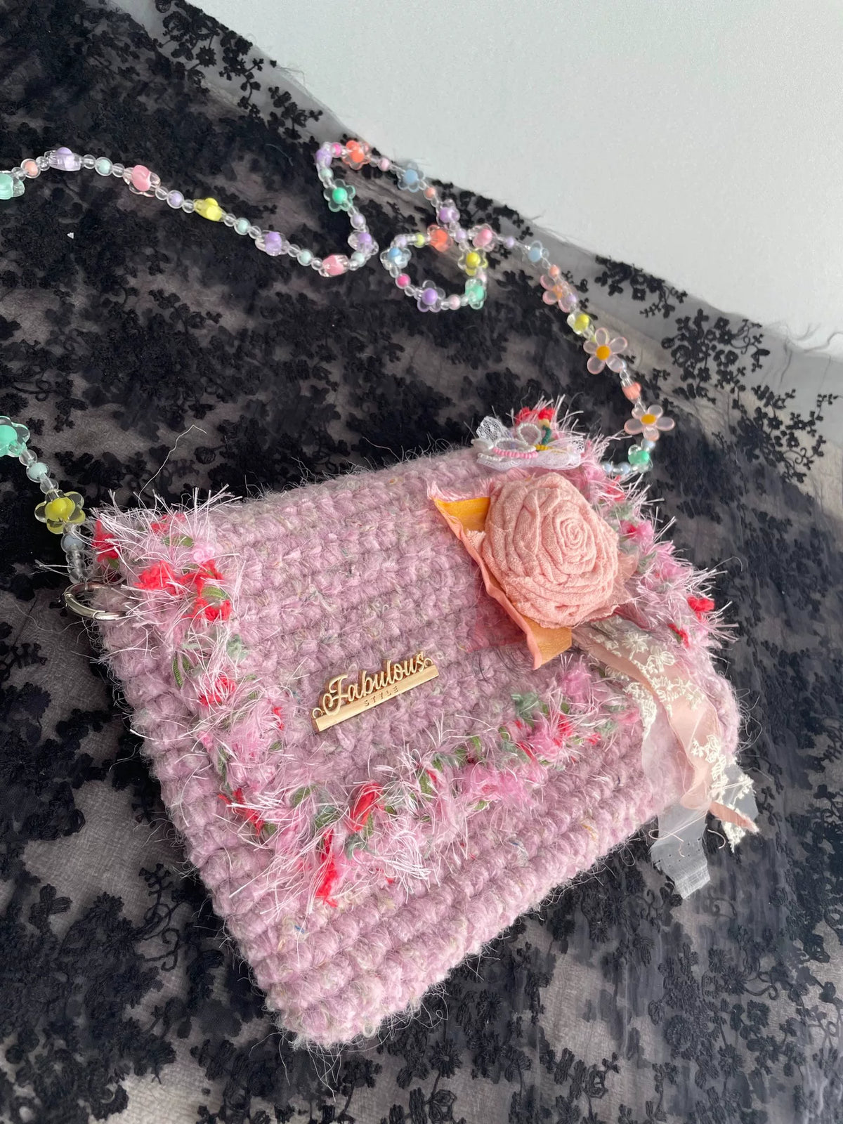 Borsa a tracolla all'uncinetto in ciniglia rosa viola
