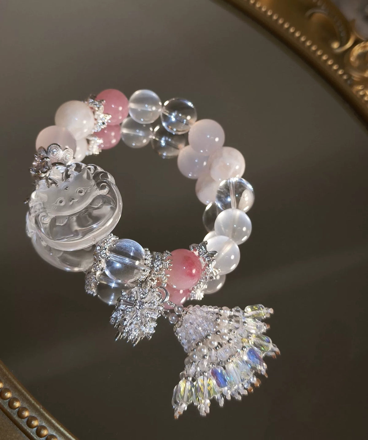 Bracelet en perles de quartz blanc avec dragon-renard sculpté