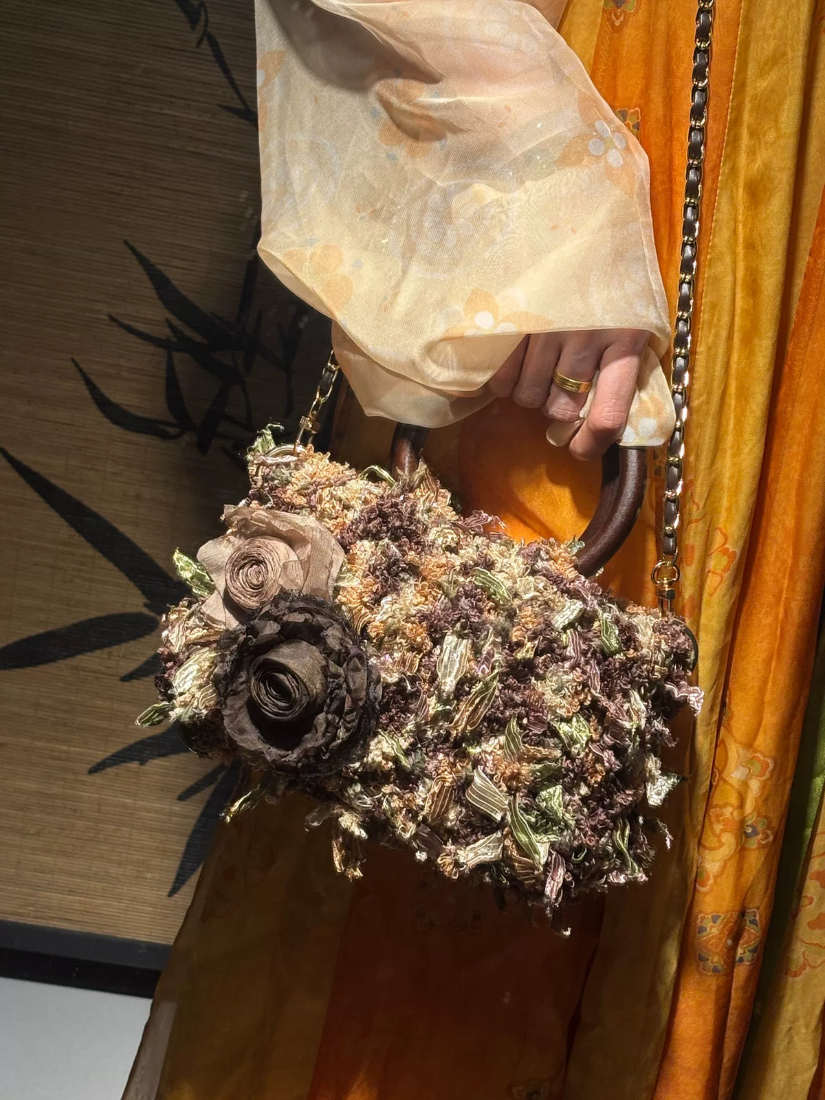 Mala Floral Compacta em Lã