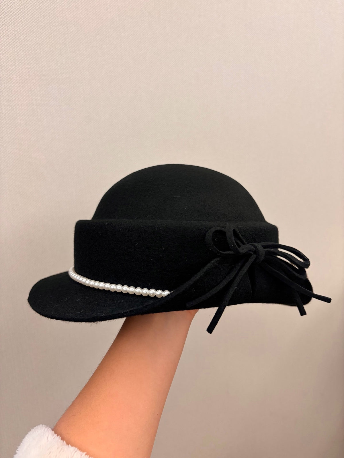 Cappello Cloche in Lana Nera con Catena di Perle