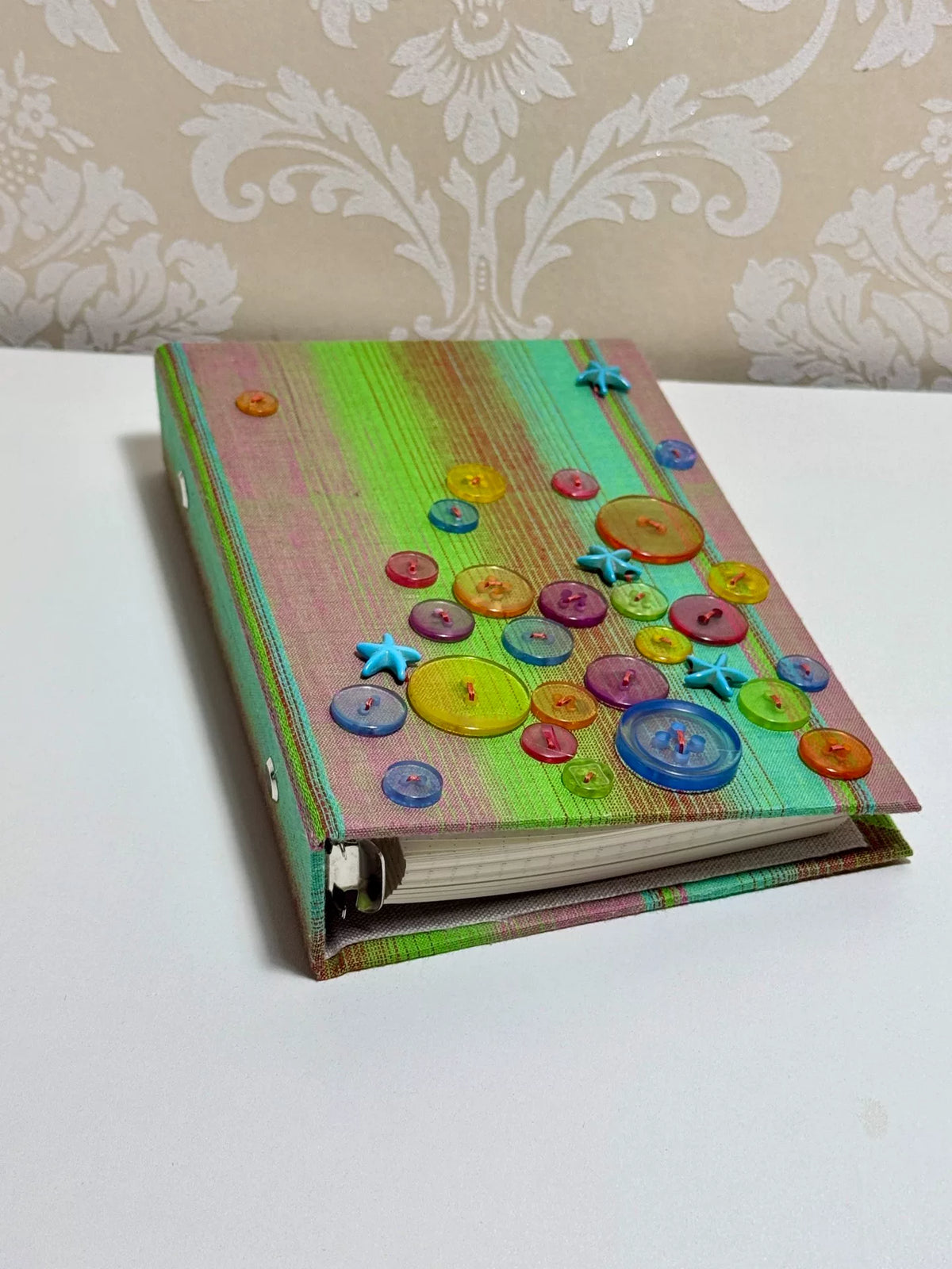 Carpeta de hojas sueltas A6 hecha a mano con botones de colores