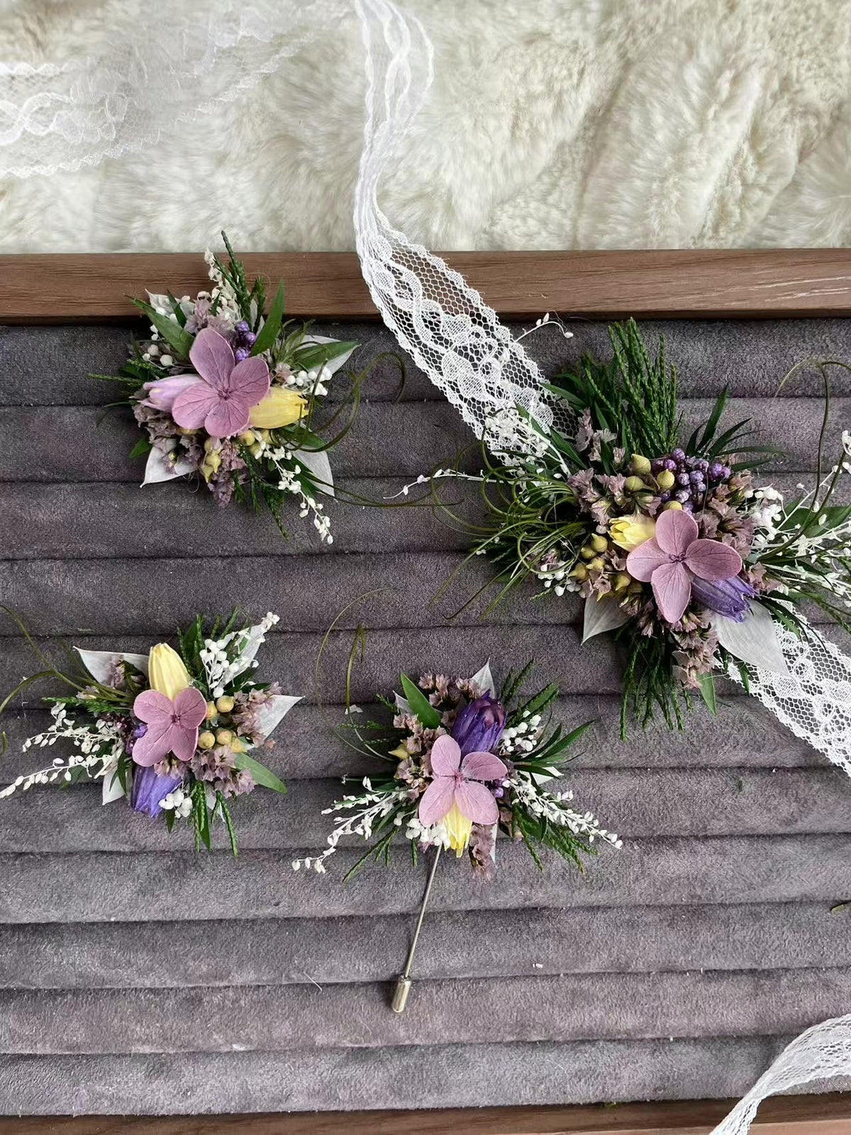 Set med lila konserverade blommor, ring, knapphål och blarmband