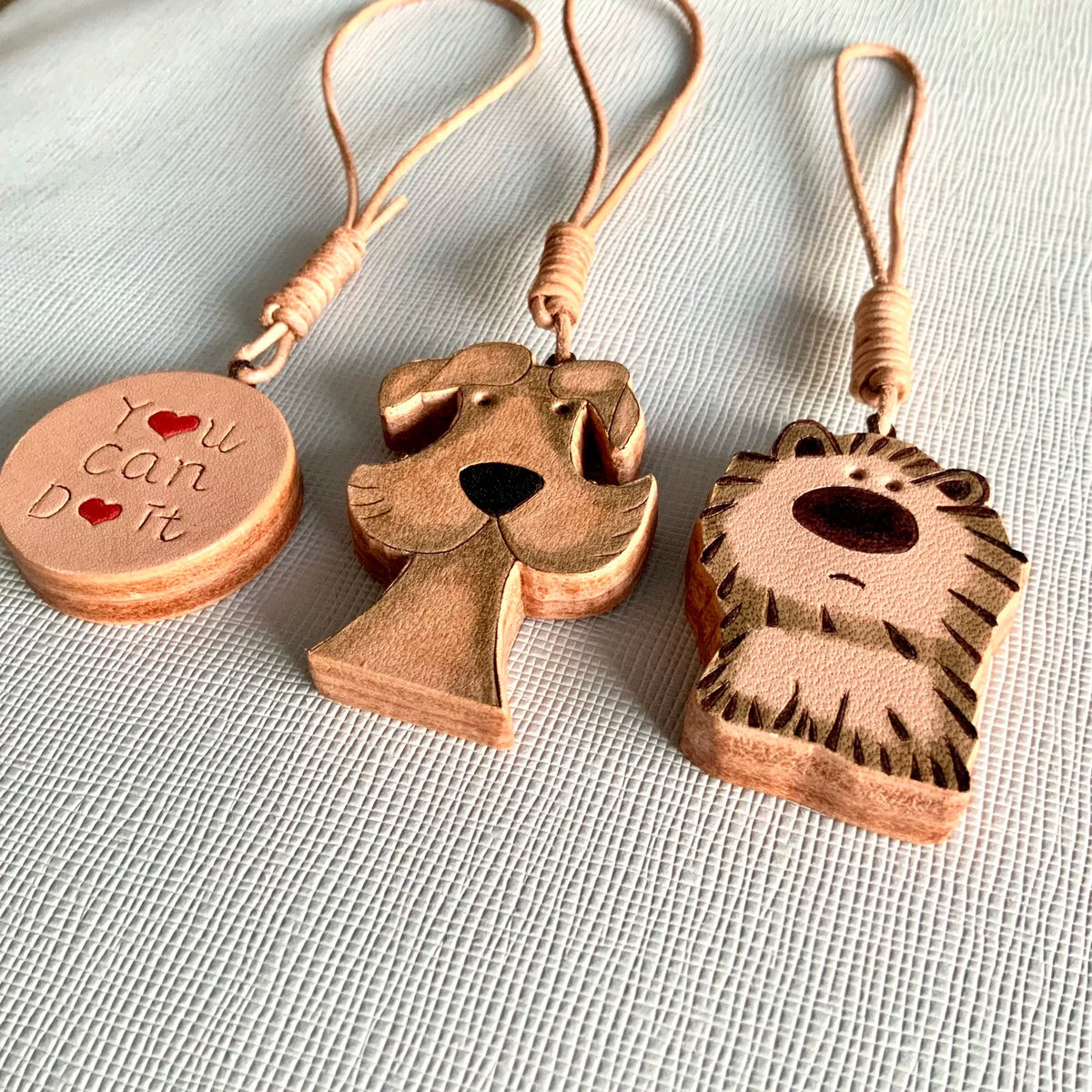 Ensemble de charms en cuir Chien et Hérisson