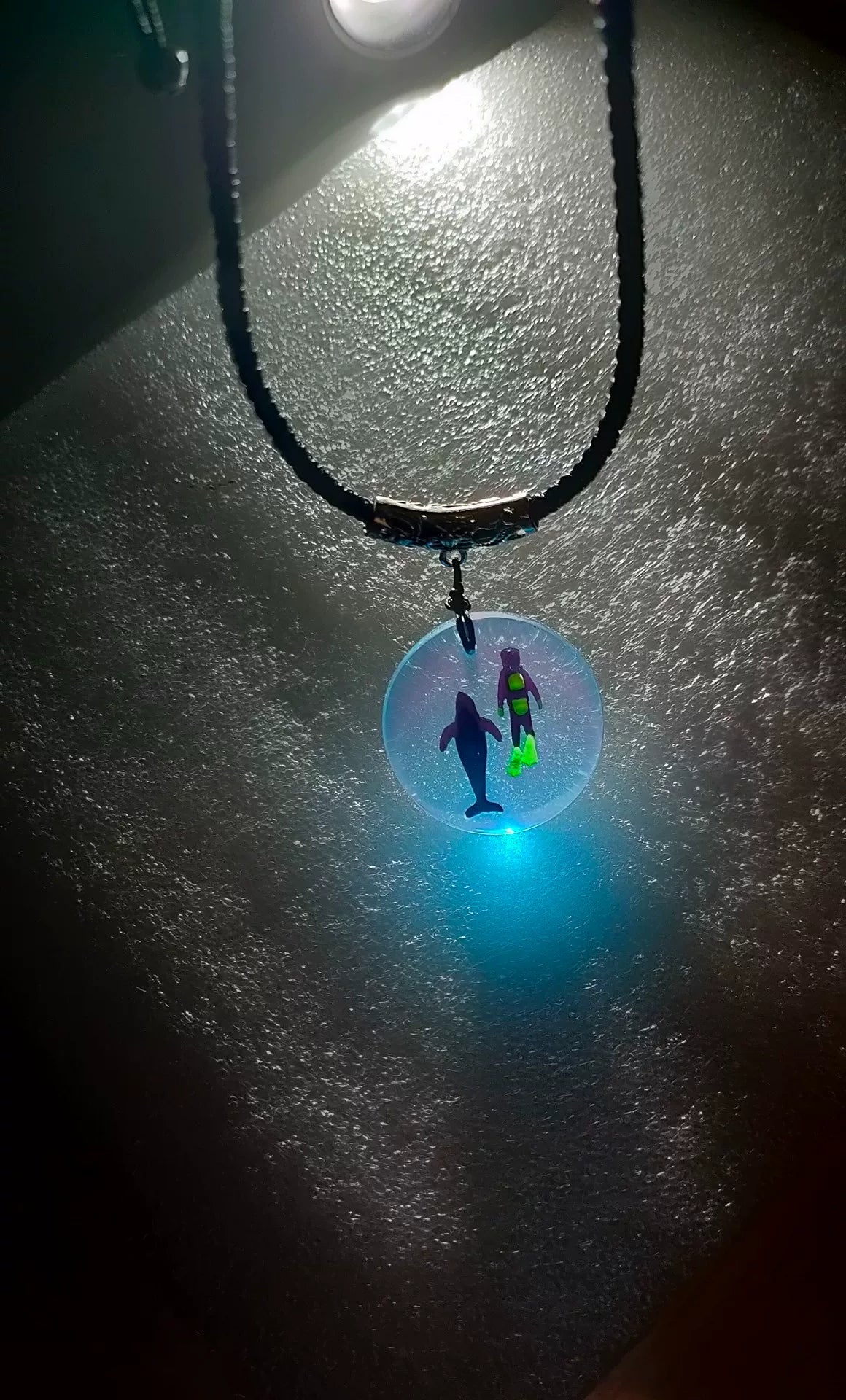 Collar con colgante de ballena y buzo azul luminoso