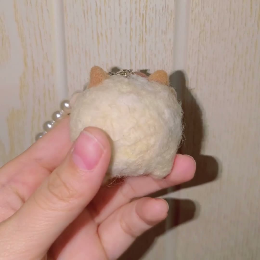 Handgefertigter Lamm-Anhänger aus Wollfilz mit Perlenkette