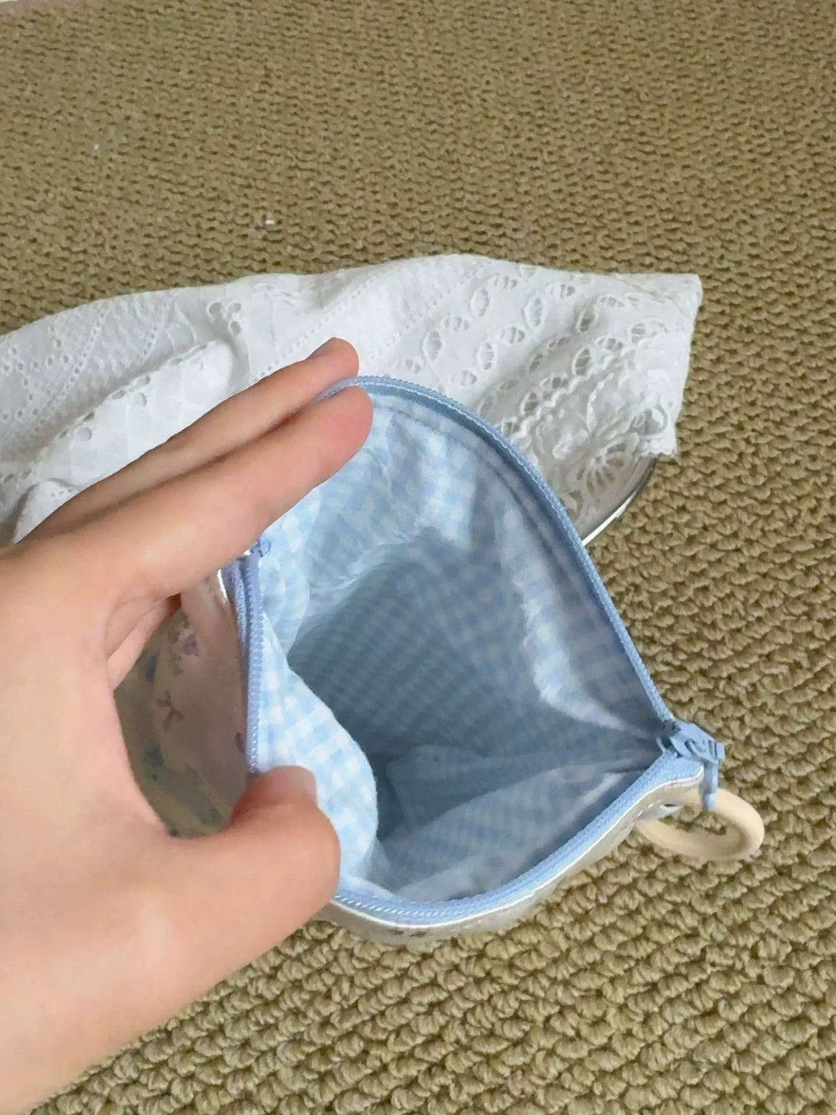 Pochethette de rangement zippée en satin nacré matelassé