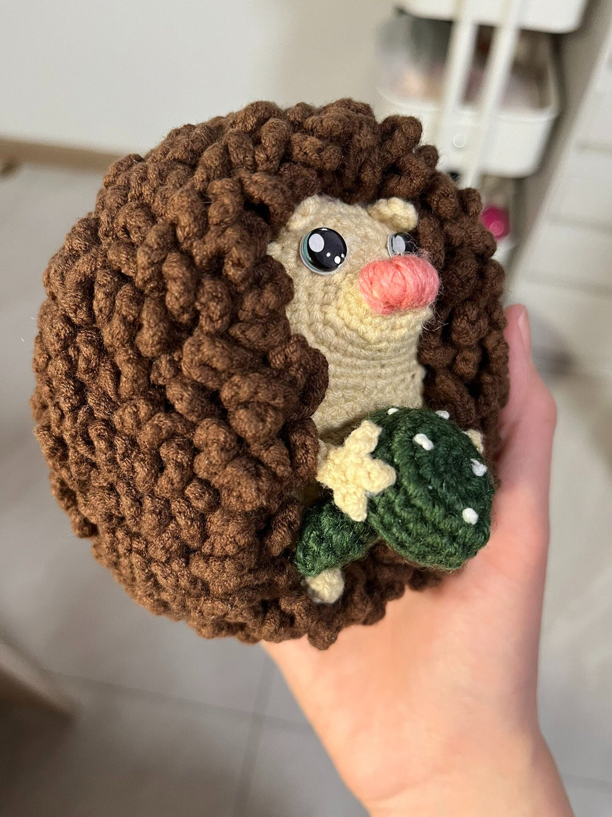 Peluche Riccio all'Uncinetto con Cactus Verde