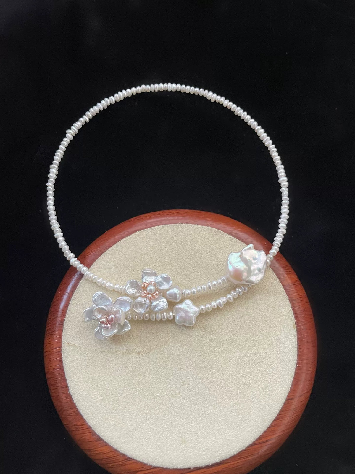 Chokerhalsband med naturpärlor och blomster