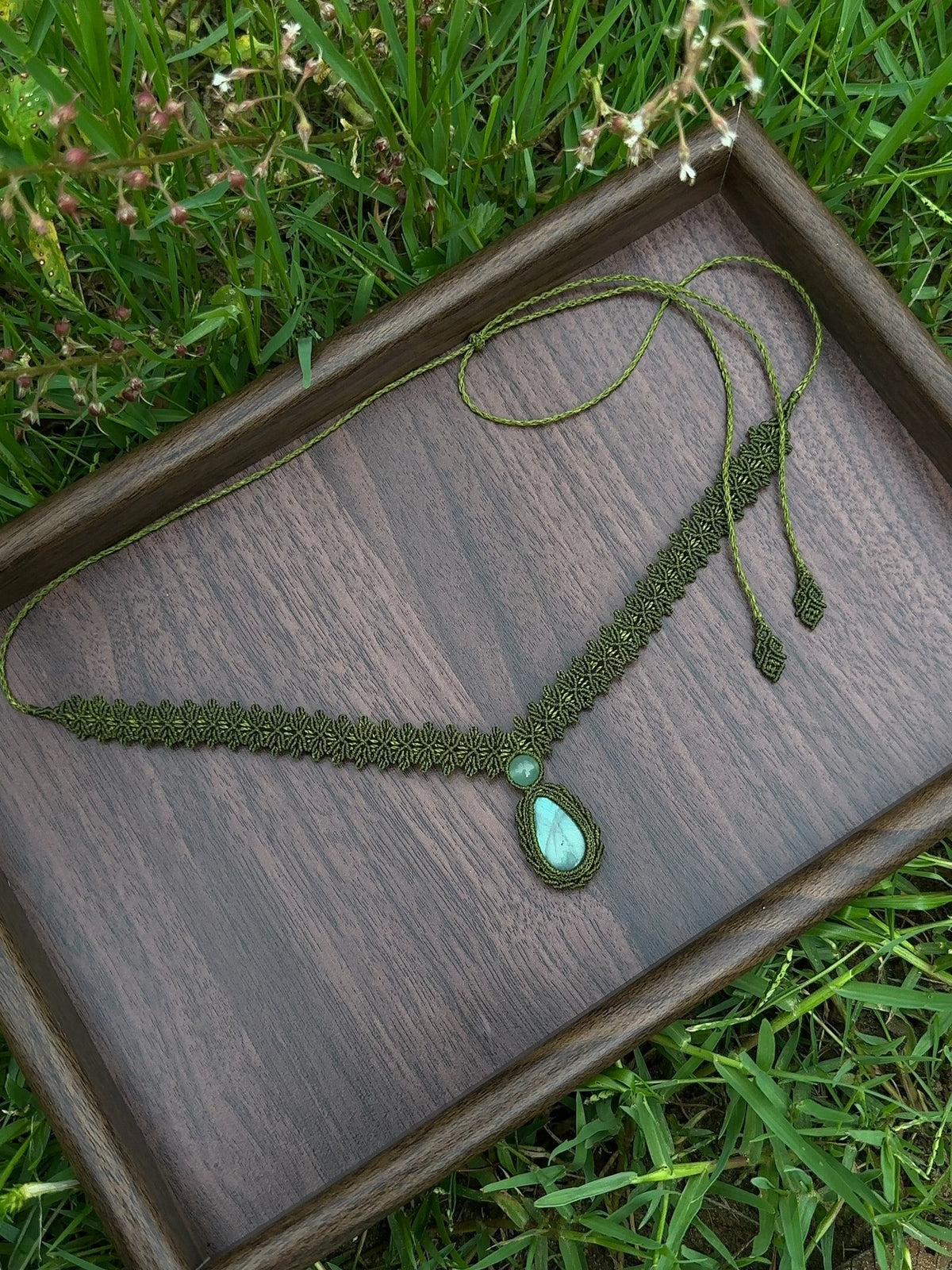 Handgakte Macrame Choker met Labradoriet Hanger