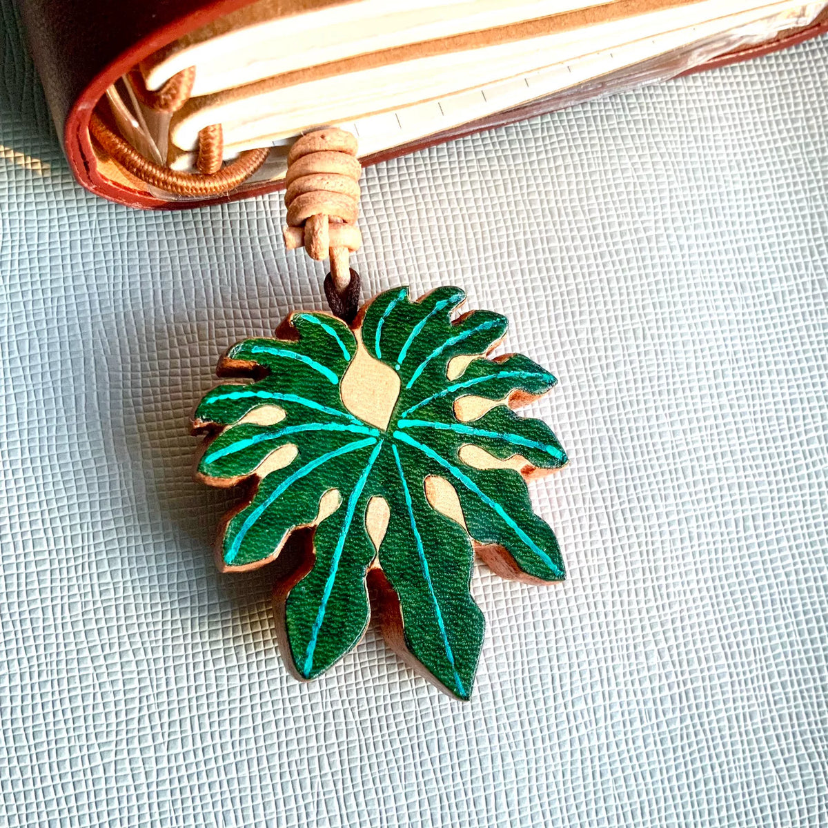Handgesneden Lederen Monstera Blad Charm