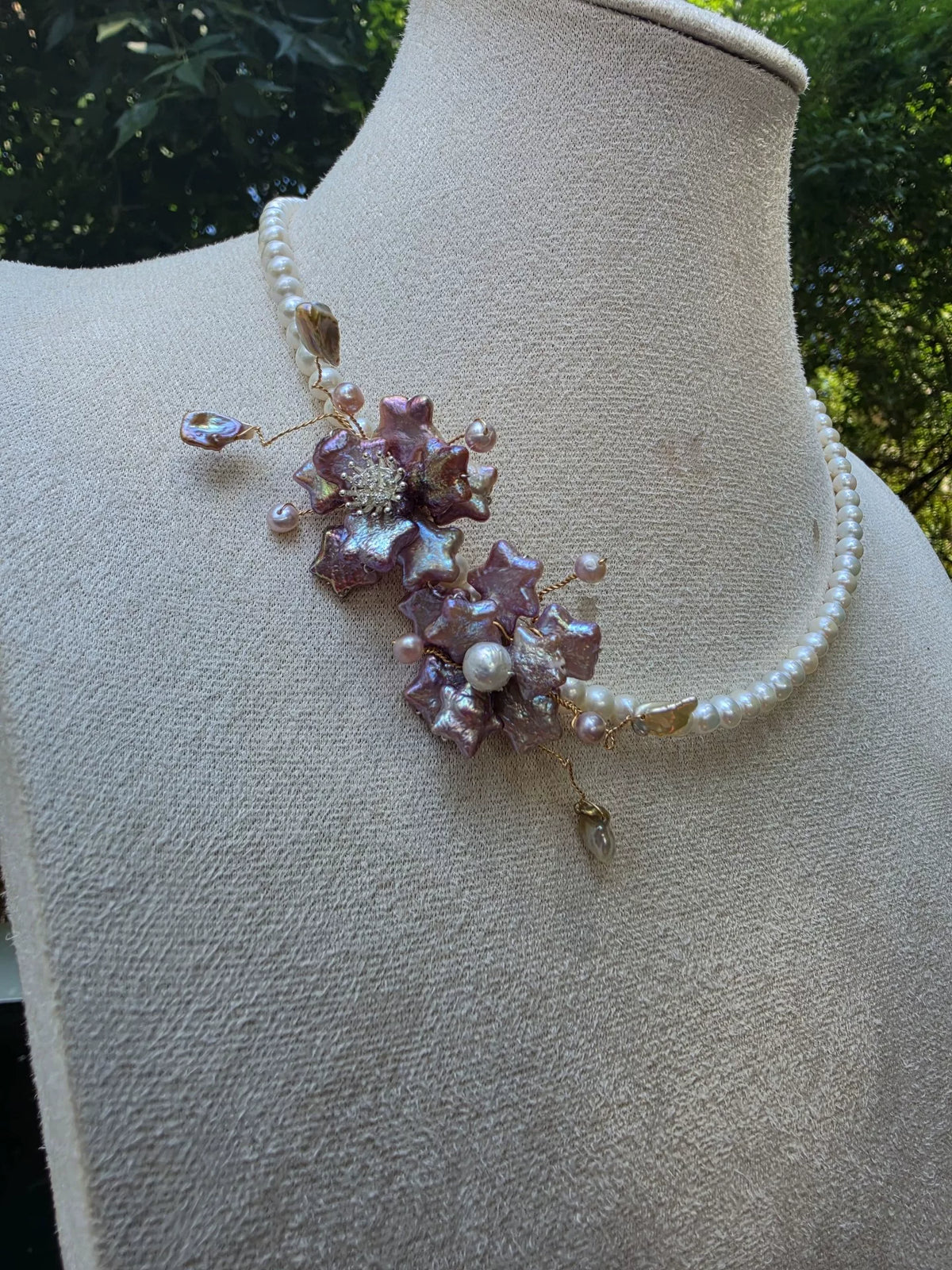 Collana con perle e fiore viola