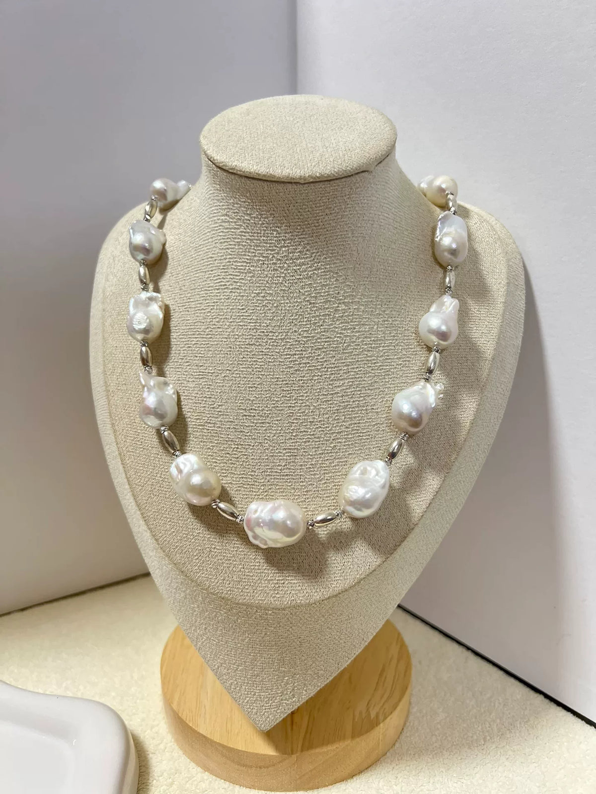 Collana con Perle Barocche Fatta a Mano con Inserti Argentati